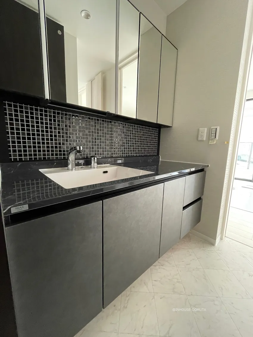 モノトーンのカッコイイ家