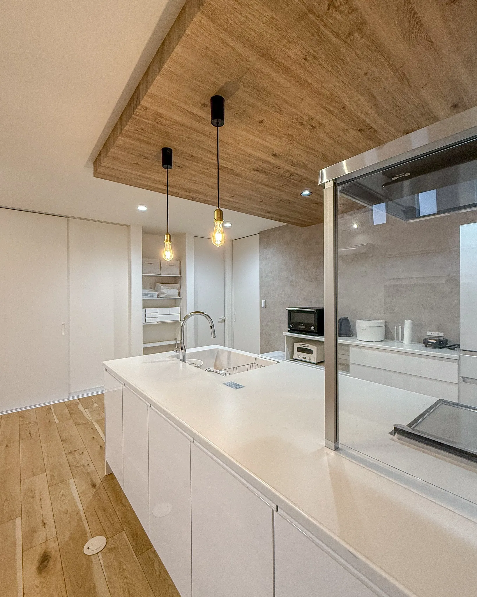 白と木目の絶妙なバランスが映える美しいキッチン🍳✨