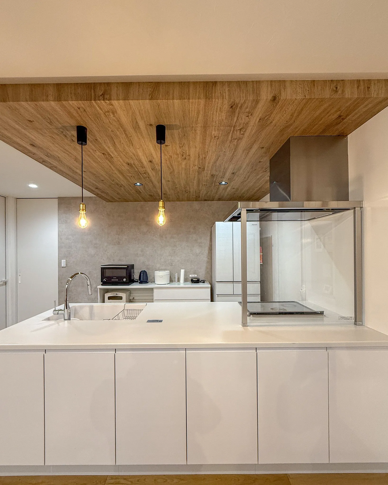 白と木目の絶妙なバランスが映える美しいキッチン🍳✨