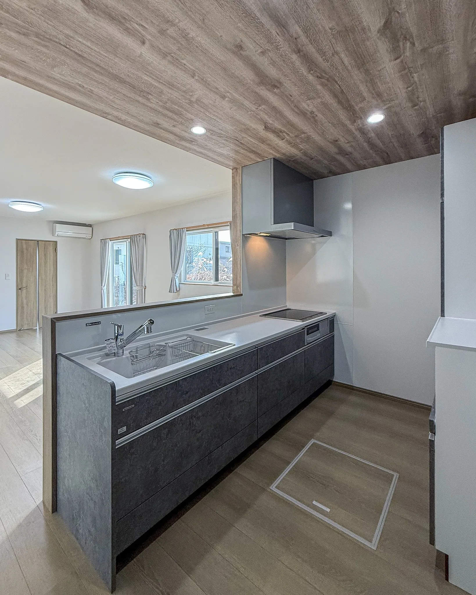 キッチン上の下がり天井で空間にリズムを生む美しい設計のLDK...