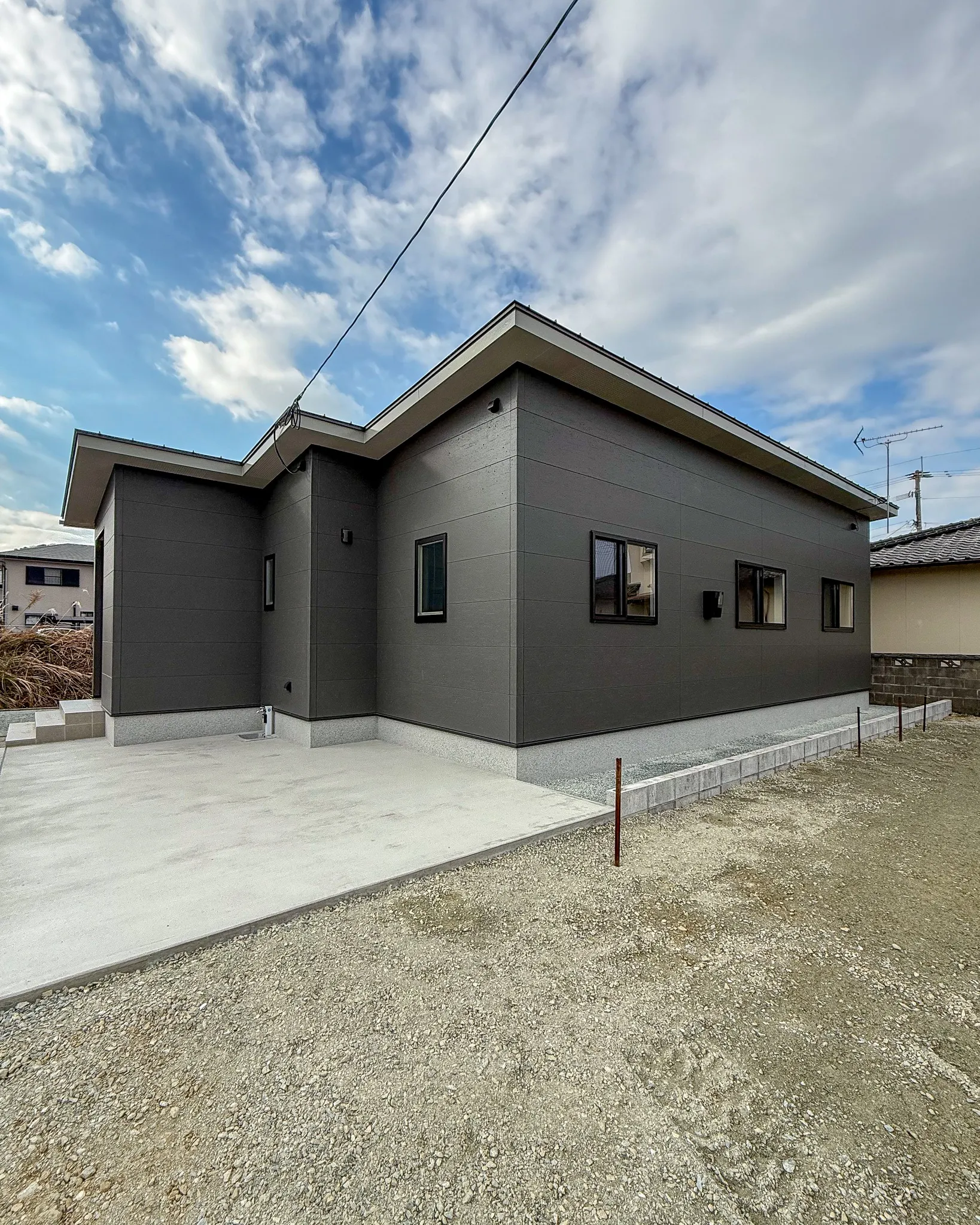 グレーが映えるシンプルで洗練された平屋🏠✨
