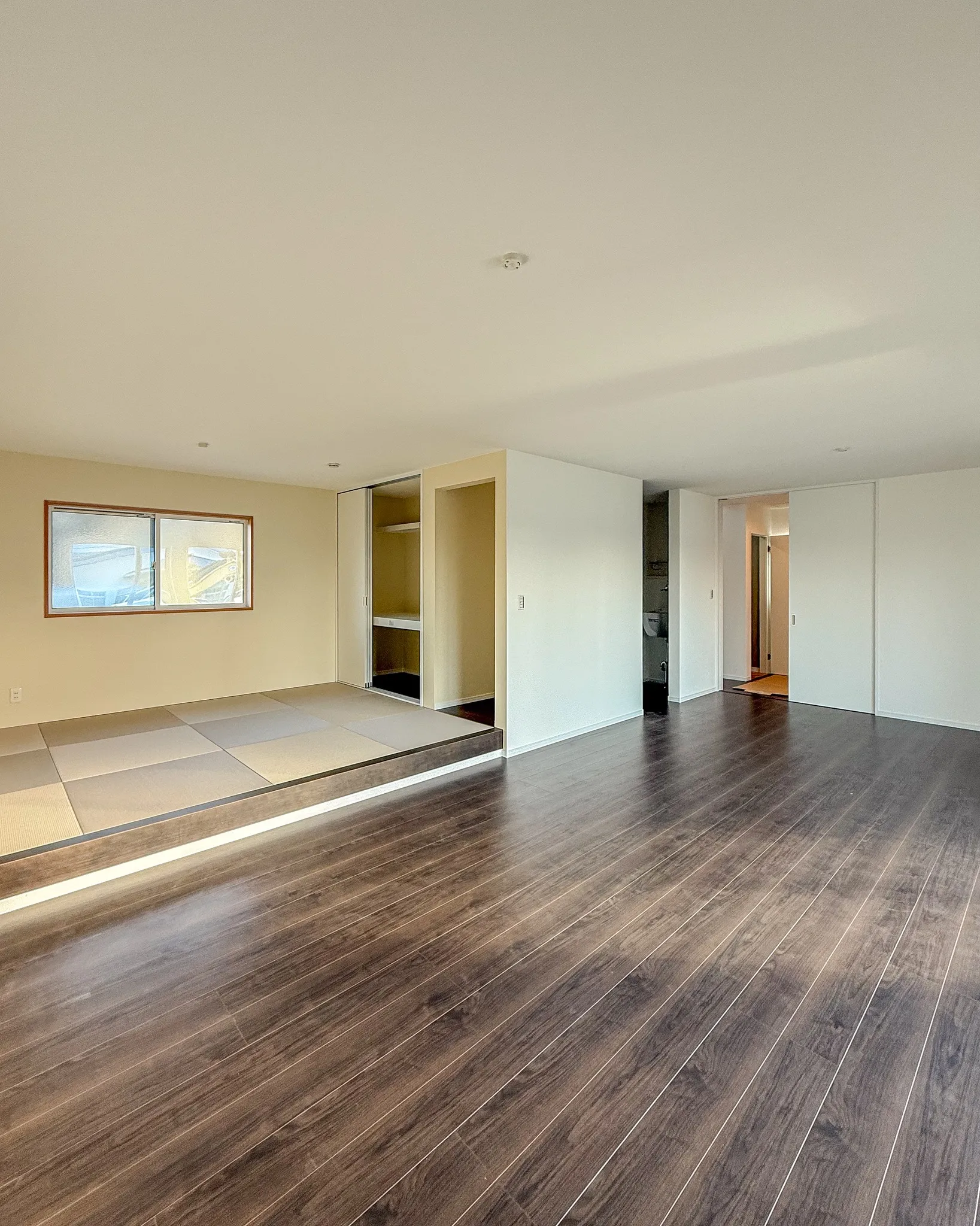 落ち着いたトーンで統一されたキッチンとリビング🍃