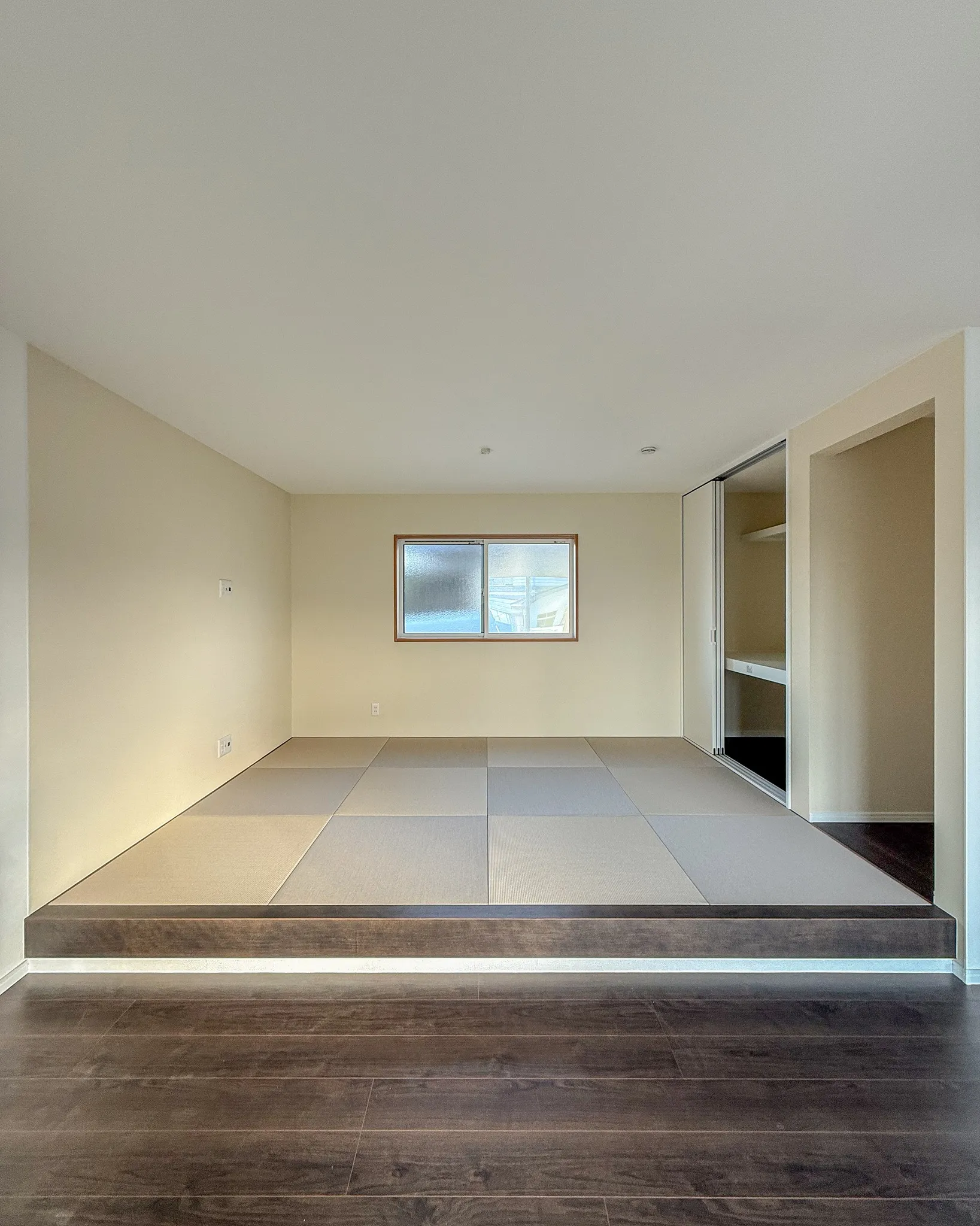 落ち着いたトーンで統一されたキッチンとリビング🍃