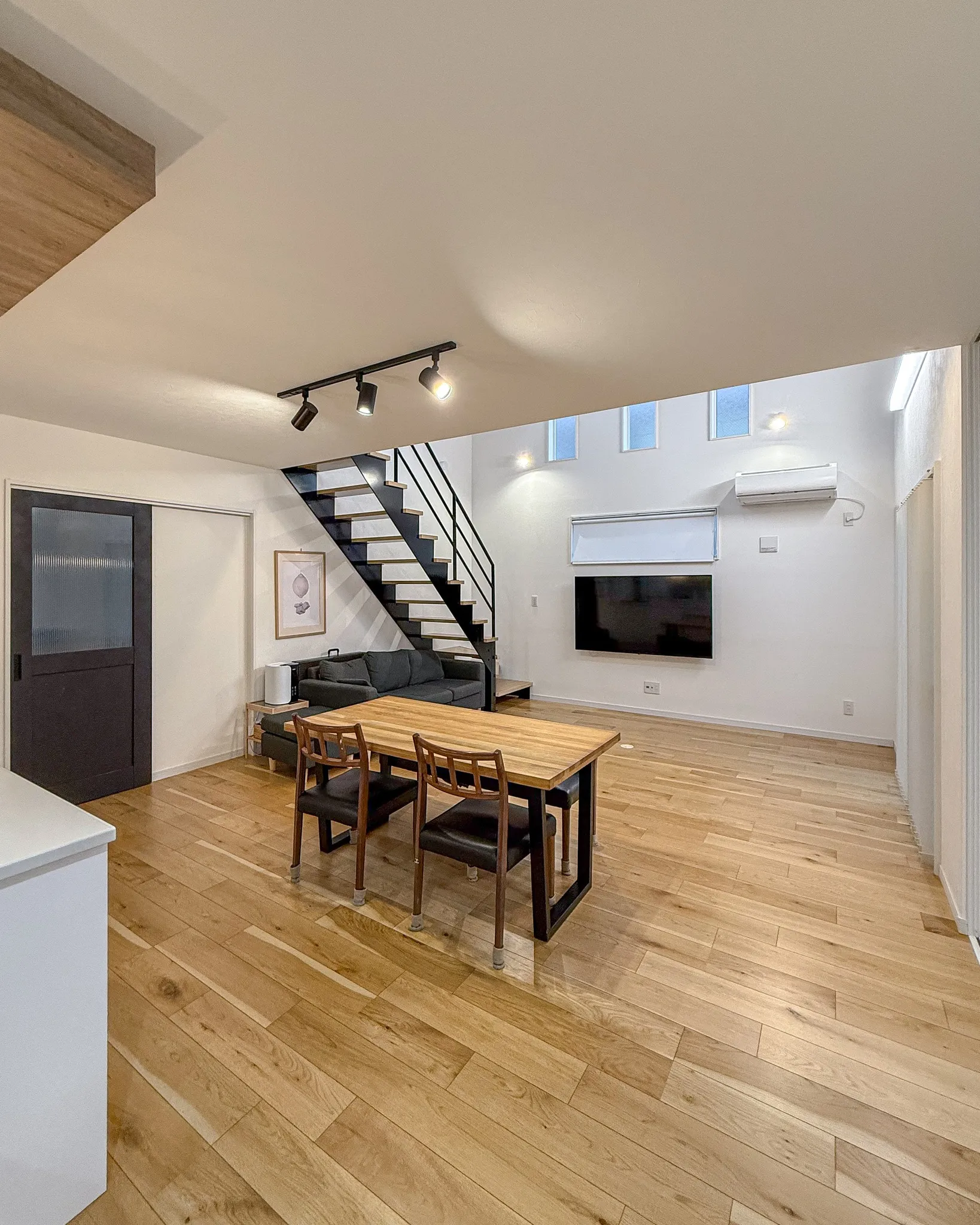 天井の高い吹き抜けと、木×アイアンの素材感が魅力のリビング・...