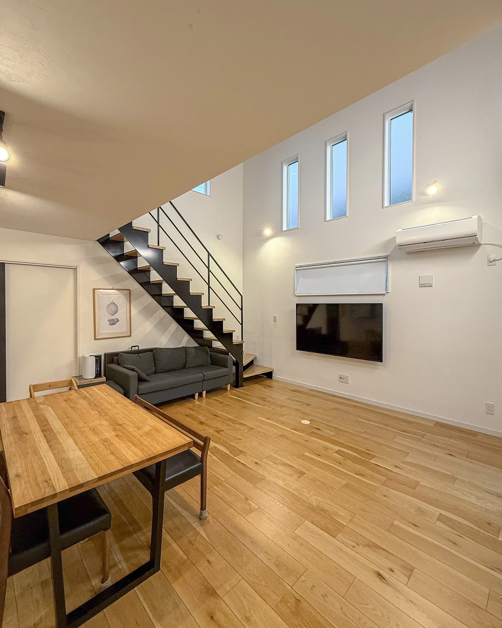 天井の高い吹き抜けと、木×アイアンの素材感が魅力のリビング・...