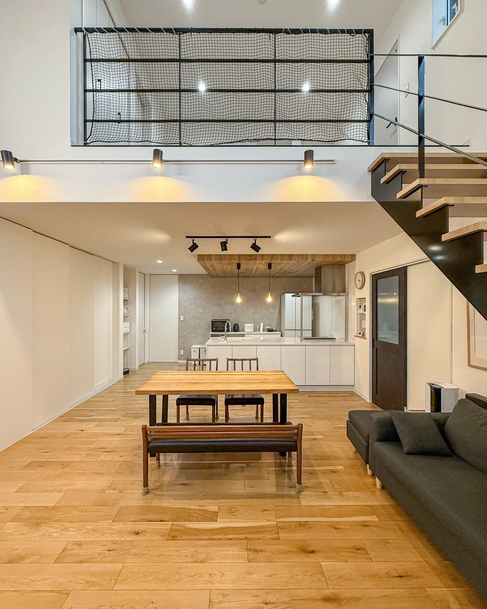 自然素材とモダンなデザインが調和する贅沢なLDK🏠✨