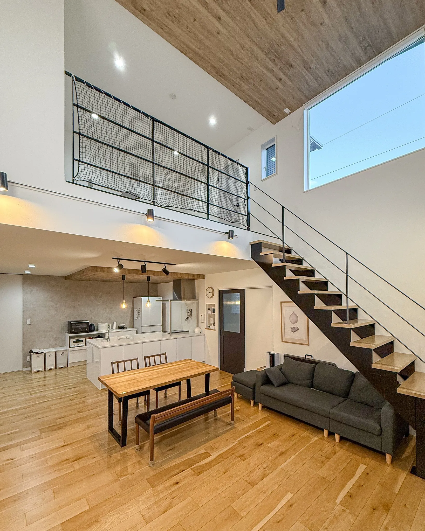 自然素材とモダンなデザインが調和する贅沢なLDK🏠✨