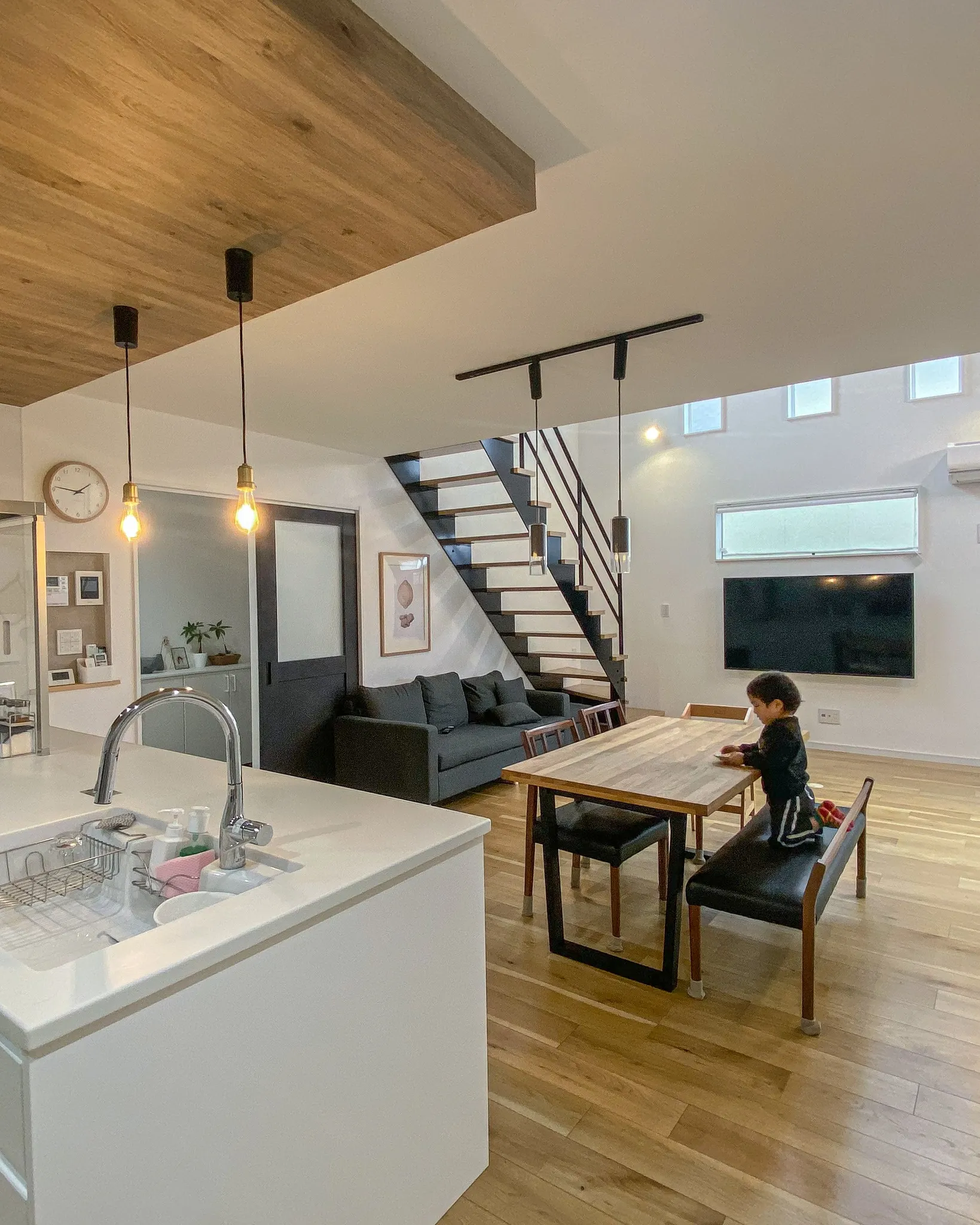 自然素材とモダンなデザインが調和する贅沢なLDK🏠✨