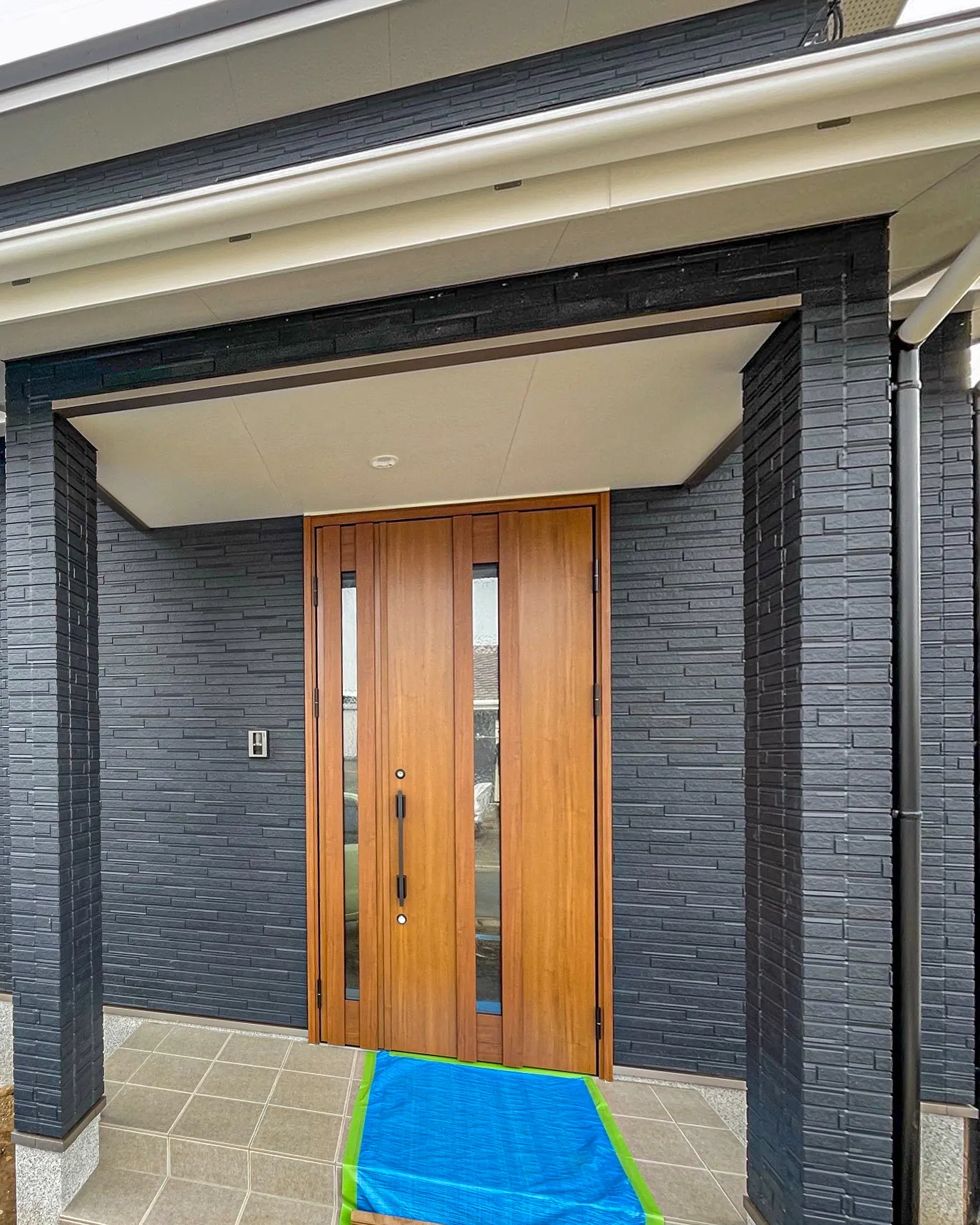 玄関からリビングルームまで、統一感のある美しい空間🏡✨