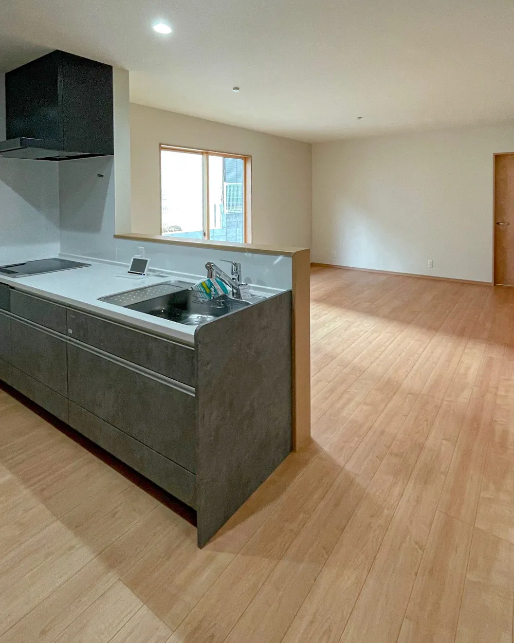 玄関からリビングルームまで、統一感のある美しい空間🏡✨