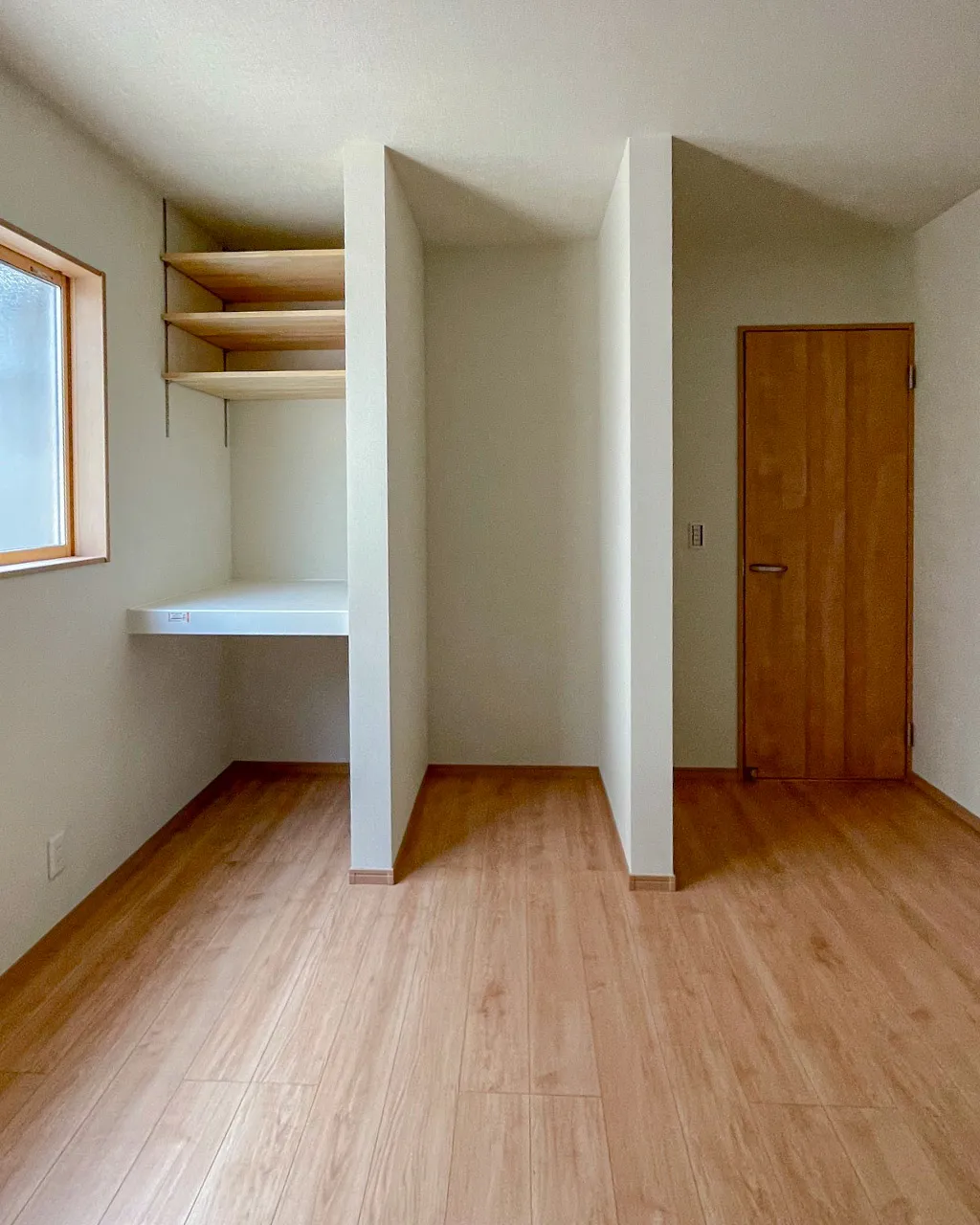 玄関からリビングルームまで、統一感のある美しい空間🏡✨