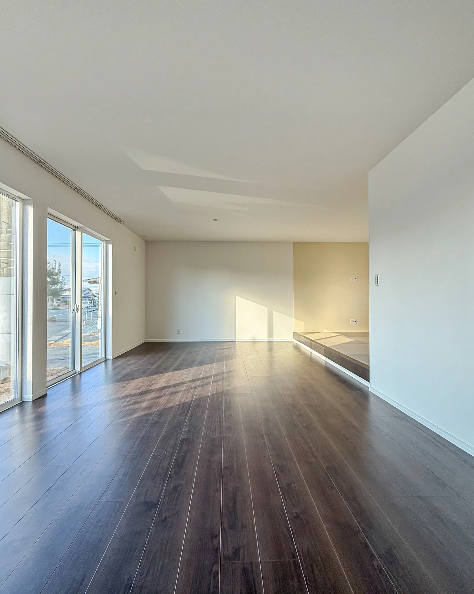 開放的なリビングに落ち着きのある畳スペースをプラス🌿 