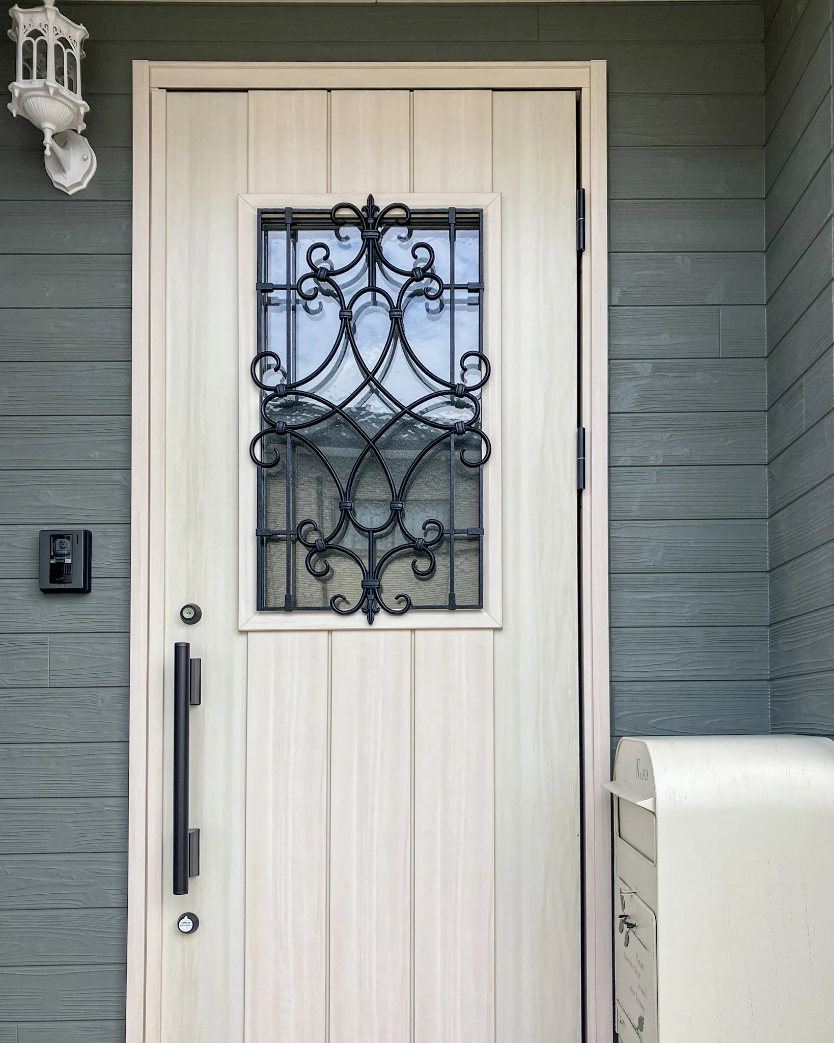 玄関からキッチンまで、落ち着いた雰囲気で統一された空間🏡✨