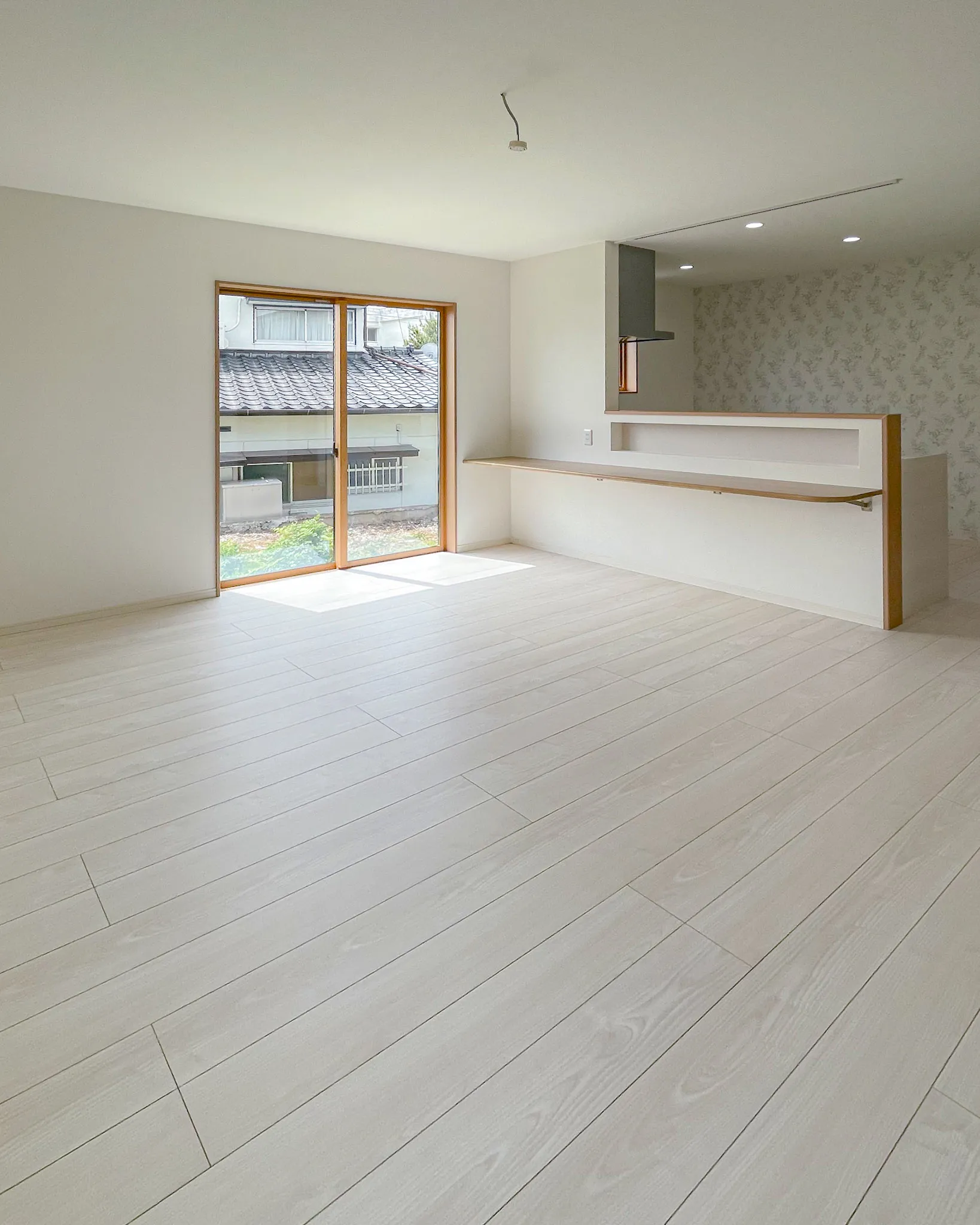 玄関からキッチンまで、落ち着いた雰囲気で統一された空間🏡✨