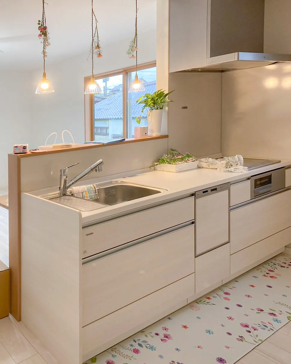 玄関からキッチンまで、落ち着いた雰囲気で統一された空間🏡✨