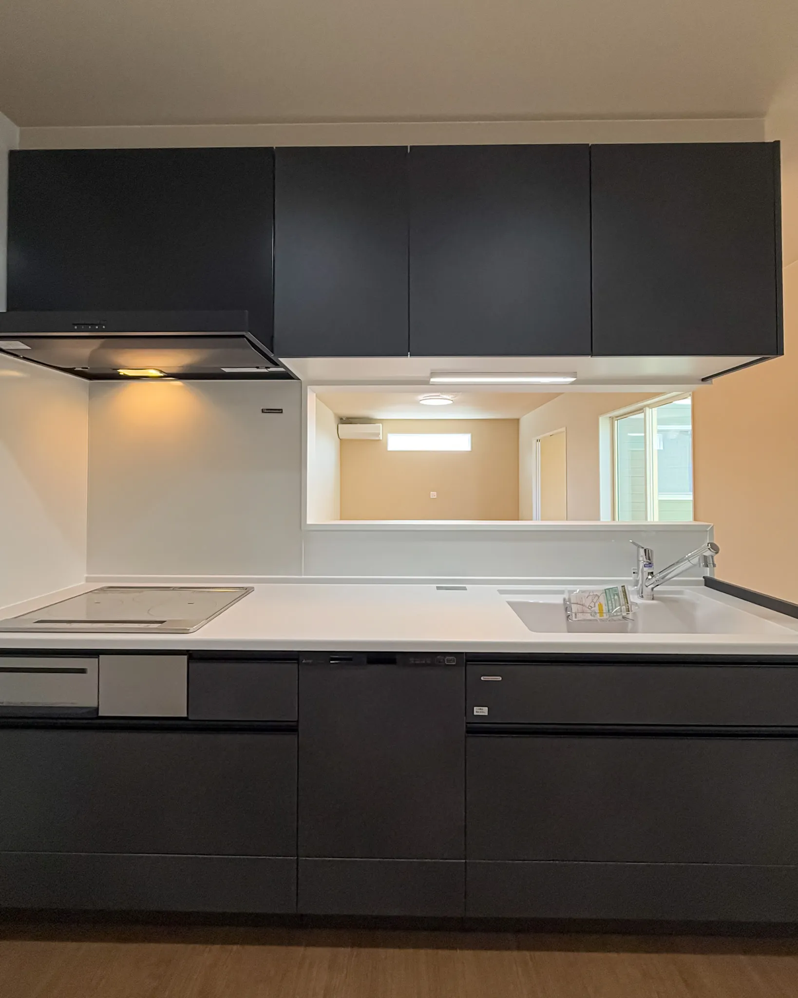 落ち着いたトーンのキッチン&ダイニングで、大人の上質な暮らし...