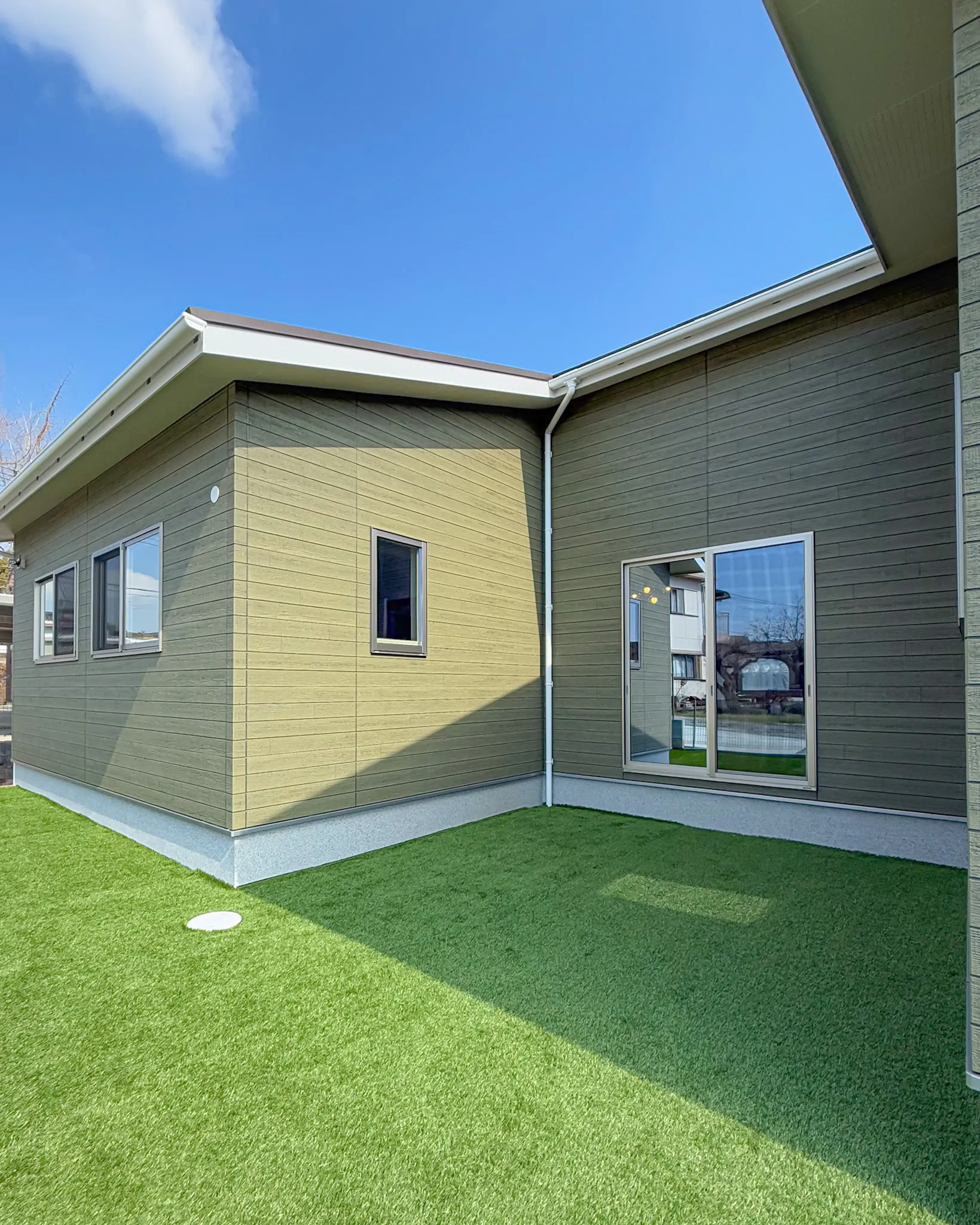 帰るたびに気分が上がる玄関周り✨ 外観と調和したデザインで、...