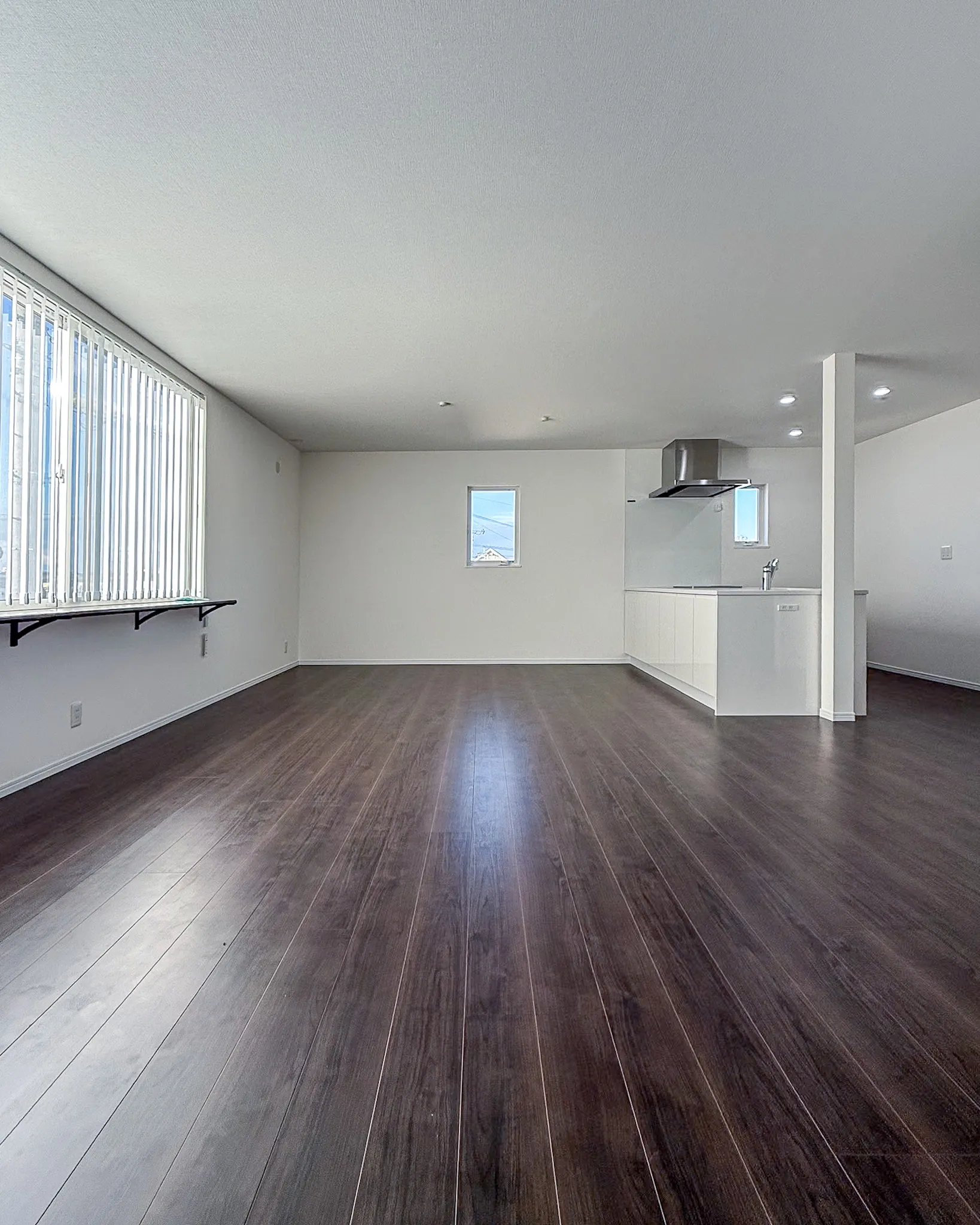 白を基調にしたLDKで、どこまでも開放的な住まい🏡✨