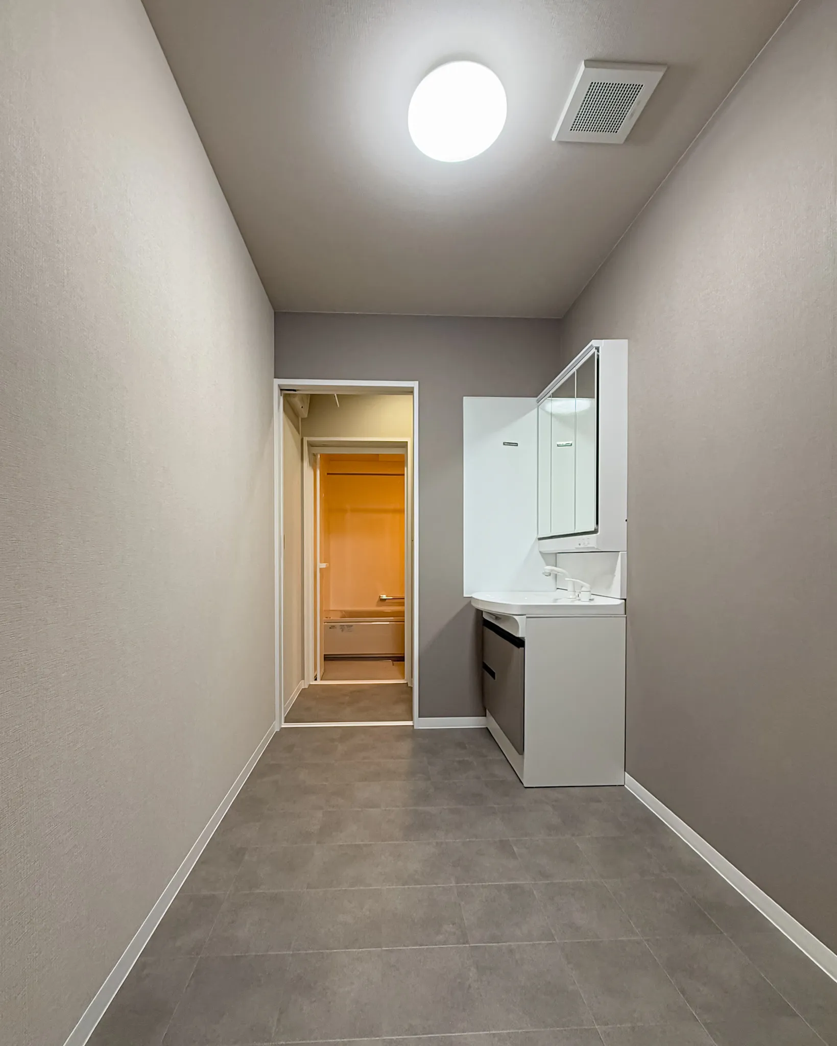 グレーのアクセントクロスで水回りを上品な印象に✨