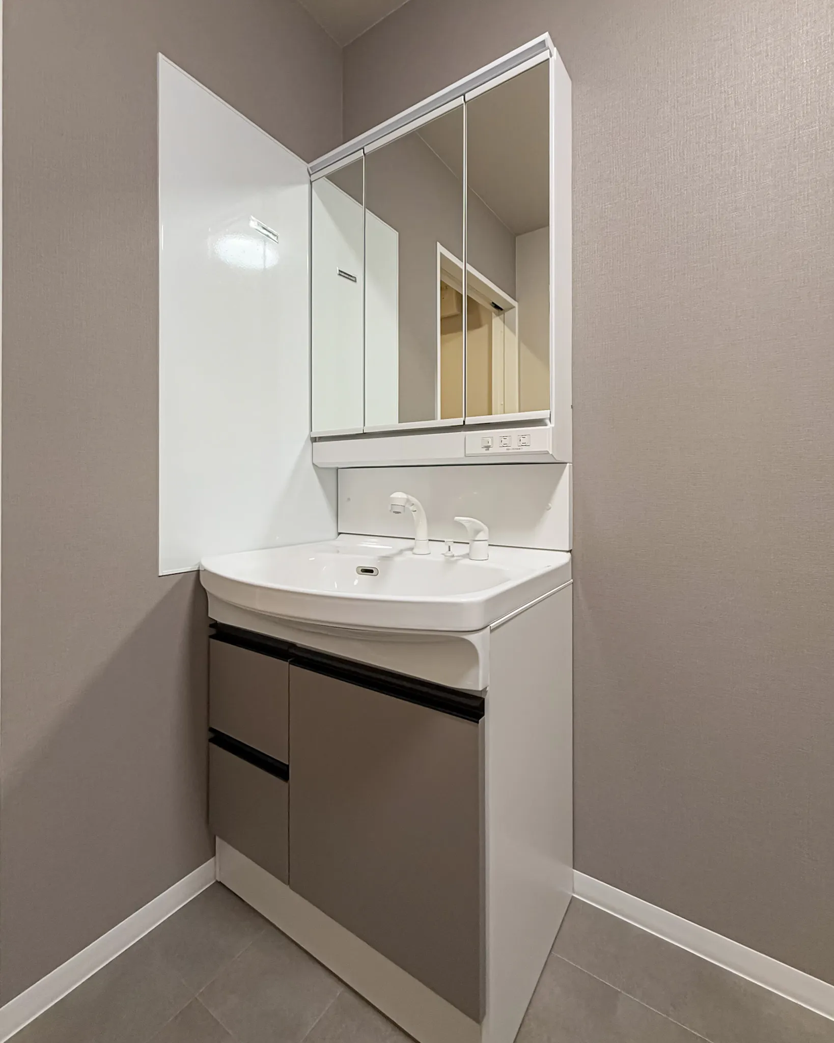 グレーのアクセントクロスで水回りを上品な印象に✨