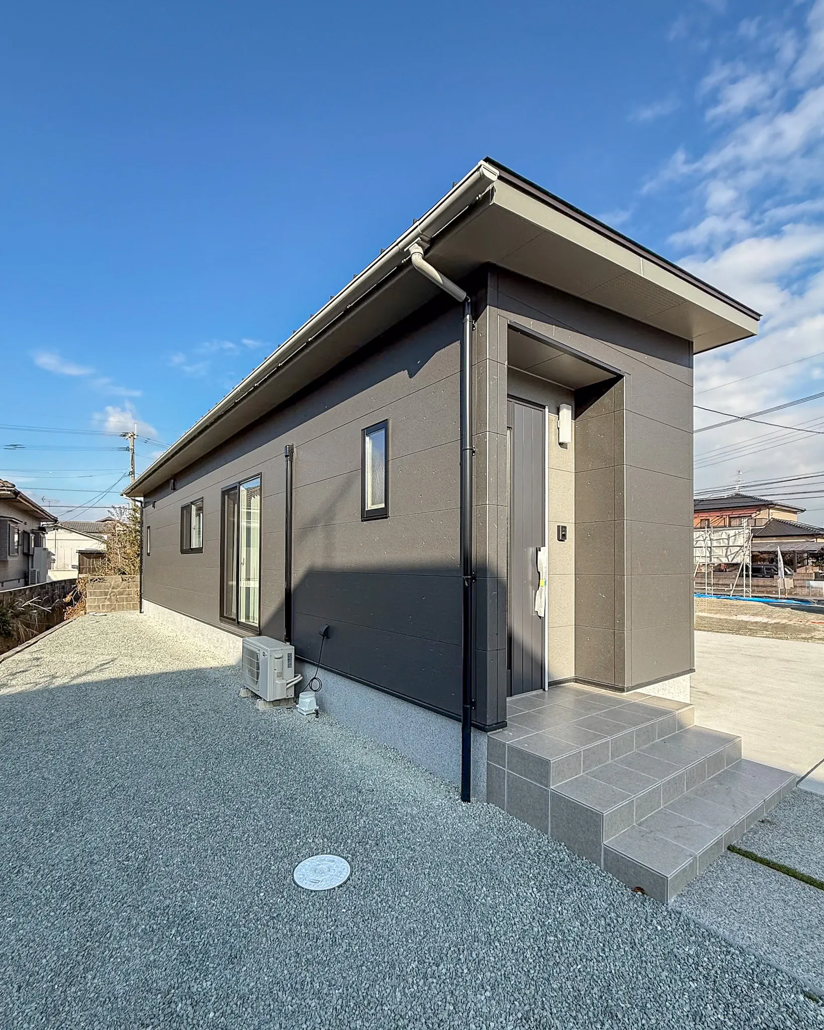 重厚感と高級感を兼ね備えたダークトーンの外観🏡✨