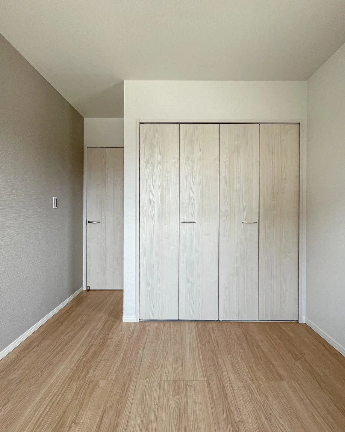 モスグリーンの外壁が印象的なお家をぐるっとルームツアーでご紹...