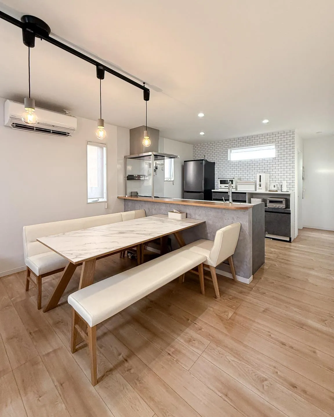 スタイリッシュで統一感のあるキッチンダイニング🍳