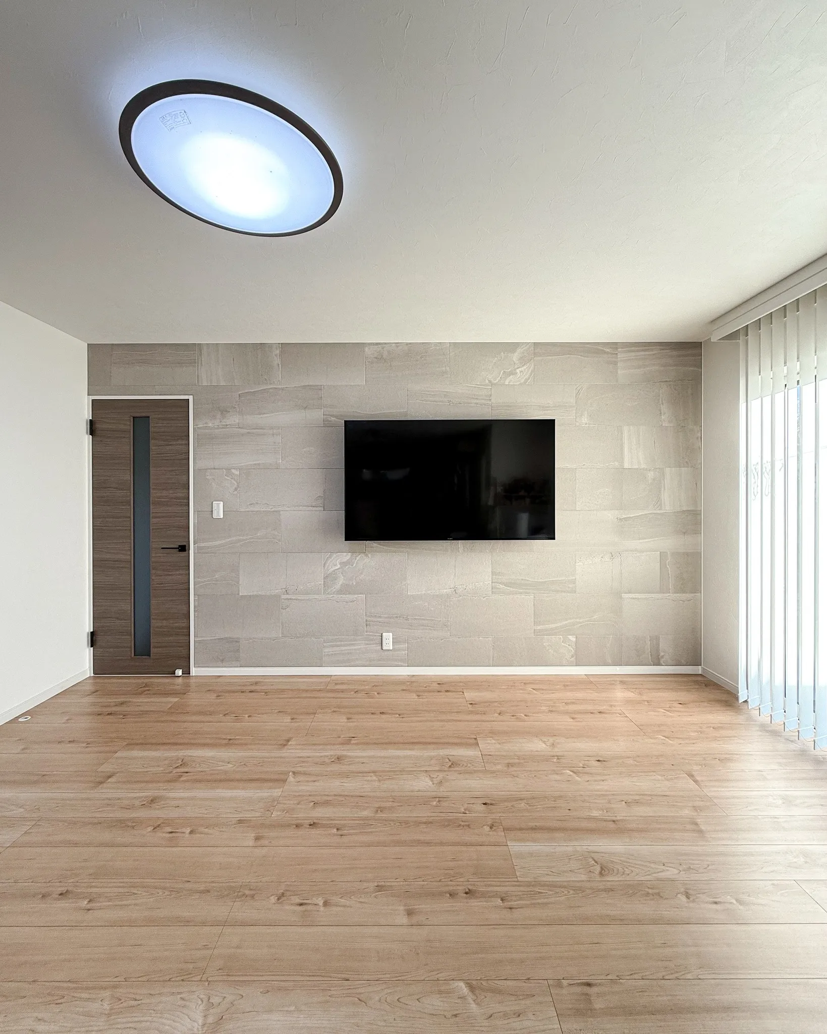 玄関からリビング、そしてダイニングへと自然につながる開放的な...