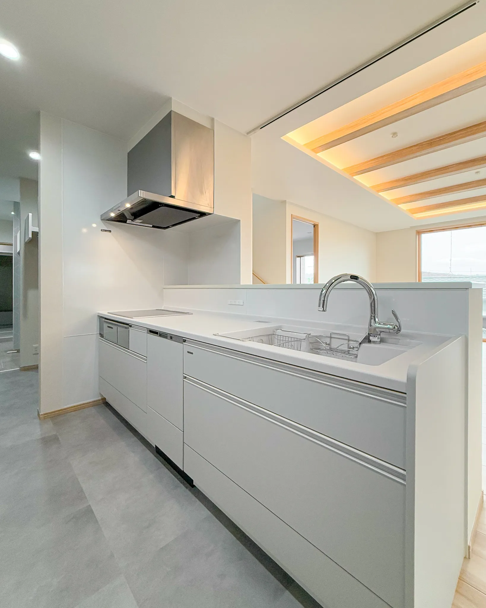 すっきり片付く収納力と、動きやすいレイアウトが魅力のキッチン...