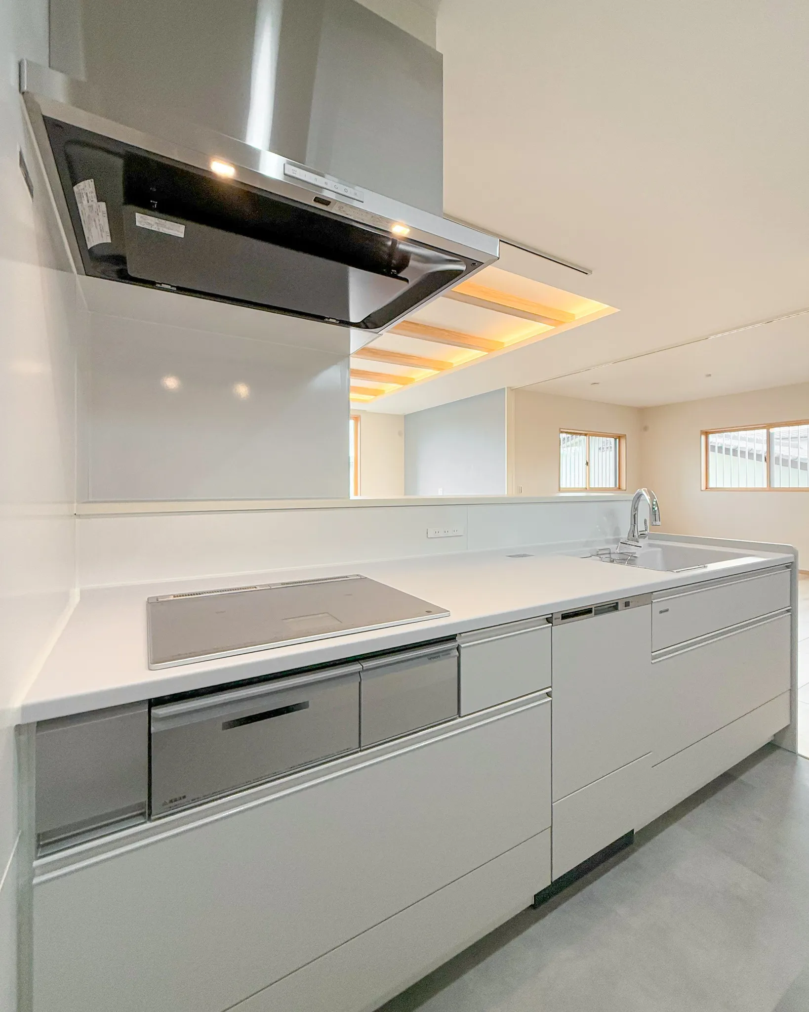 すっきり片付く収納力と、動きやすいレイアウトが魅力のキッチン...