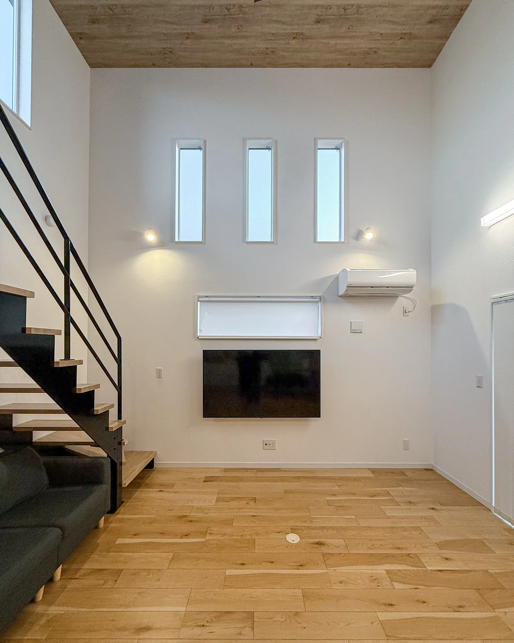 開放感あふれる吹き抜けと、ナチュラルな素材感が魅力のお家をル...