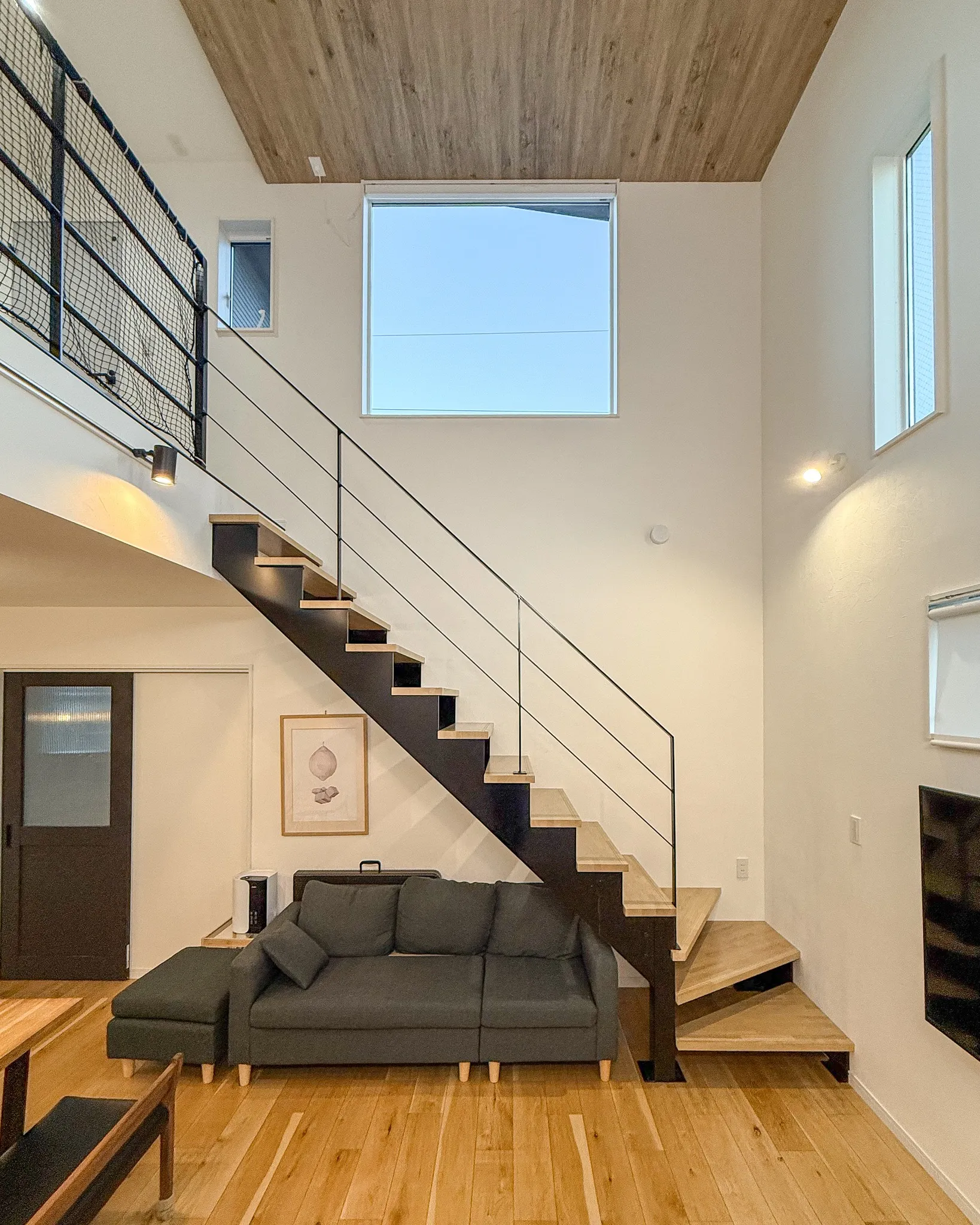 開放感あふれる吹き抜けと、ナチュラルな素材感が魅力のお家をル...