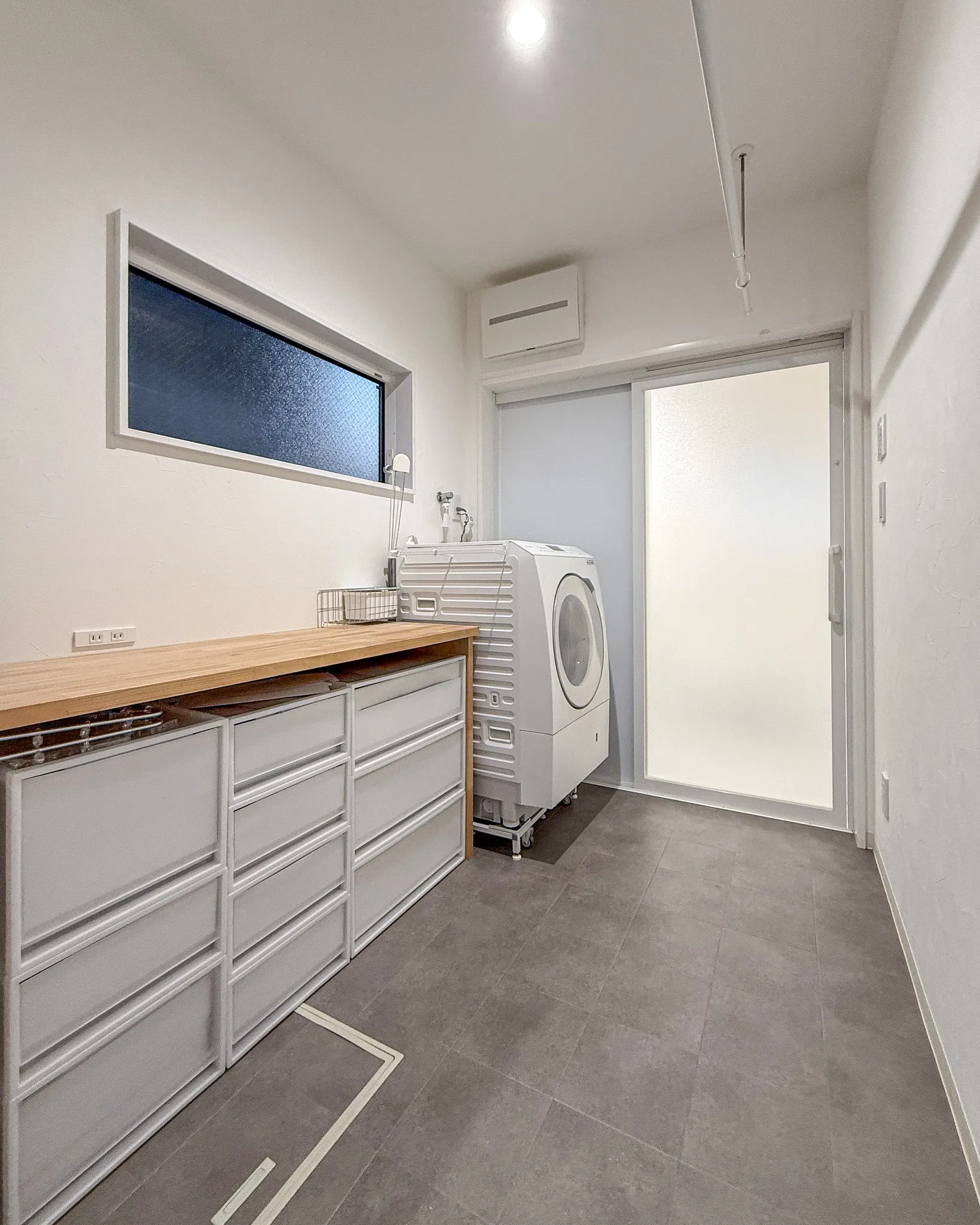 開放感あふれる吹き抜けと、ナチュラルな素材感が魅力のお家をル...