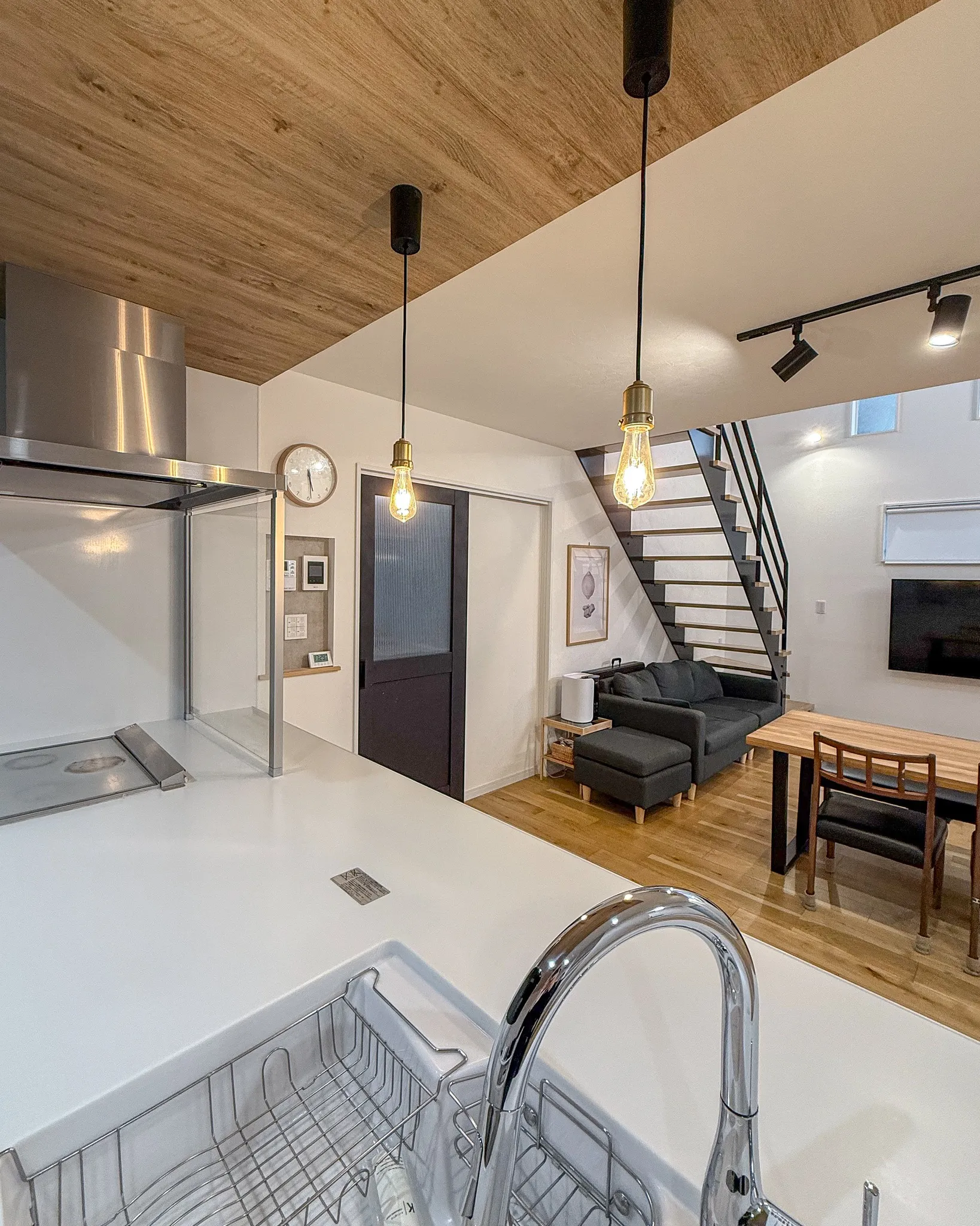 開放感あふれる吹き抜けと、ナチュラルな素材感が魅力のお家をル...