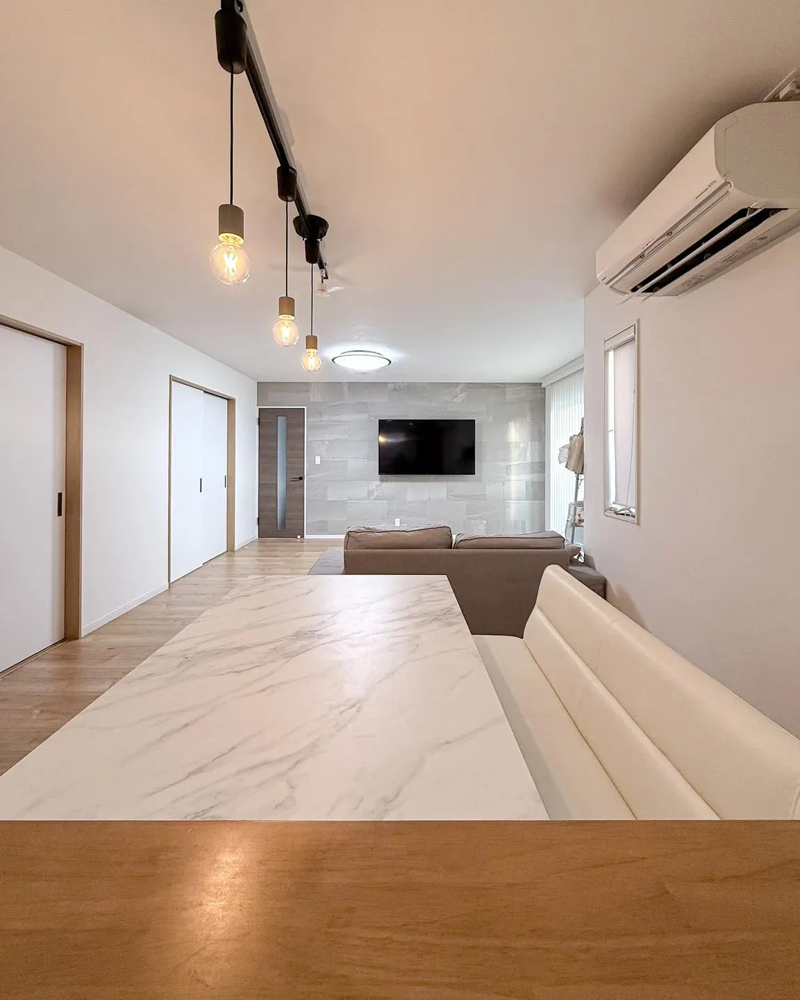 白×木目の統一感、動線も家具もスッキリ。