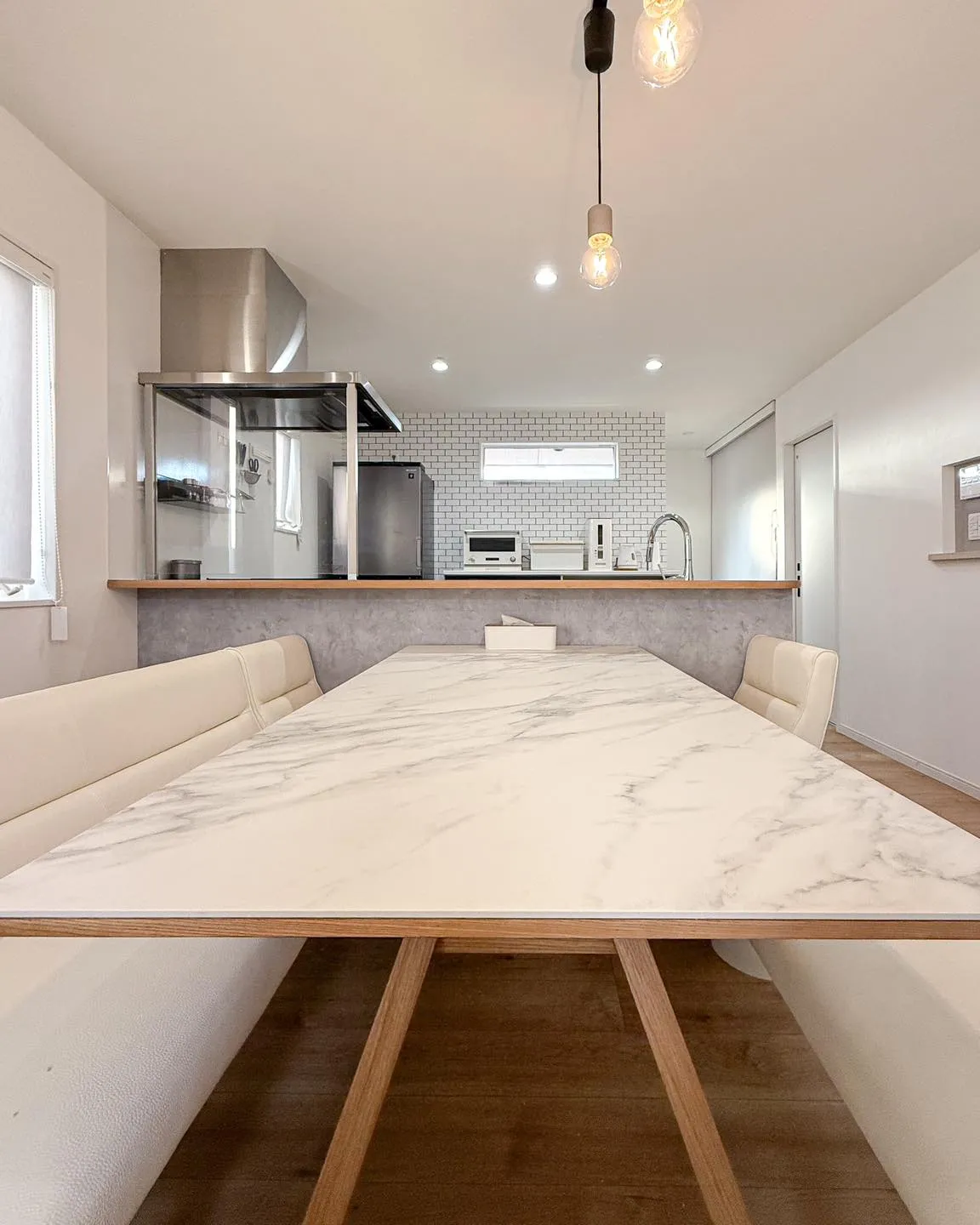 白×木目の統一感、動線も家具もスッキリ。