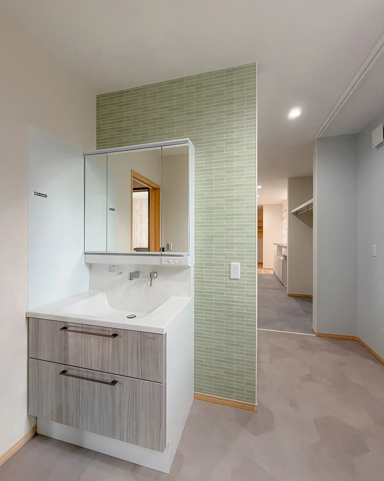 落ち着いたトーンで、清潔感と上品さを両立した水回り。