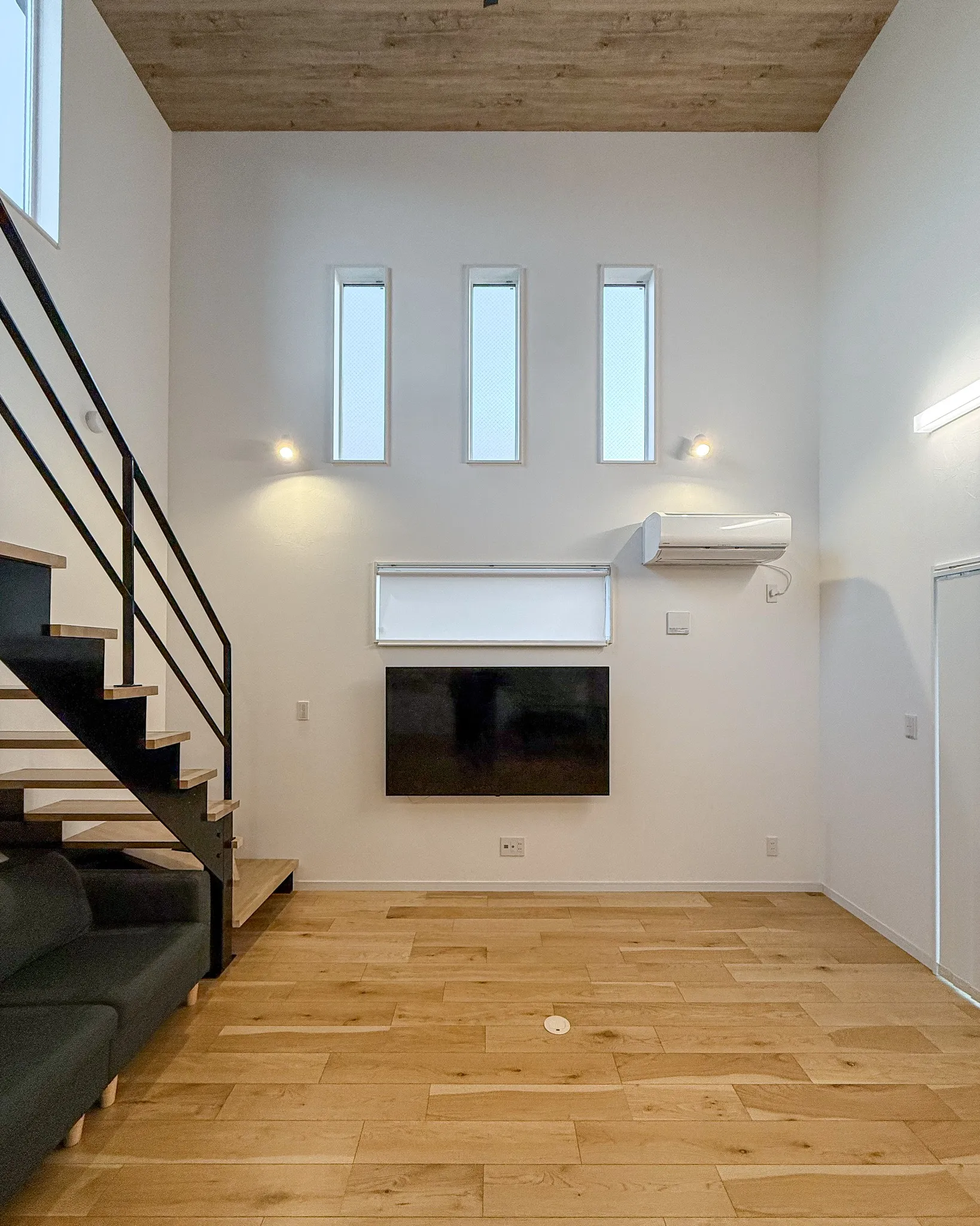 吹き抜けの高さがもたらす贅沢な開放感を感じられるリビングルー...