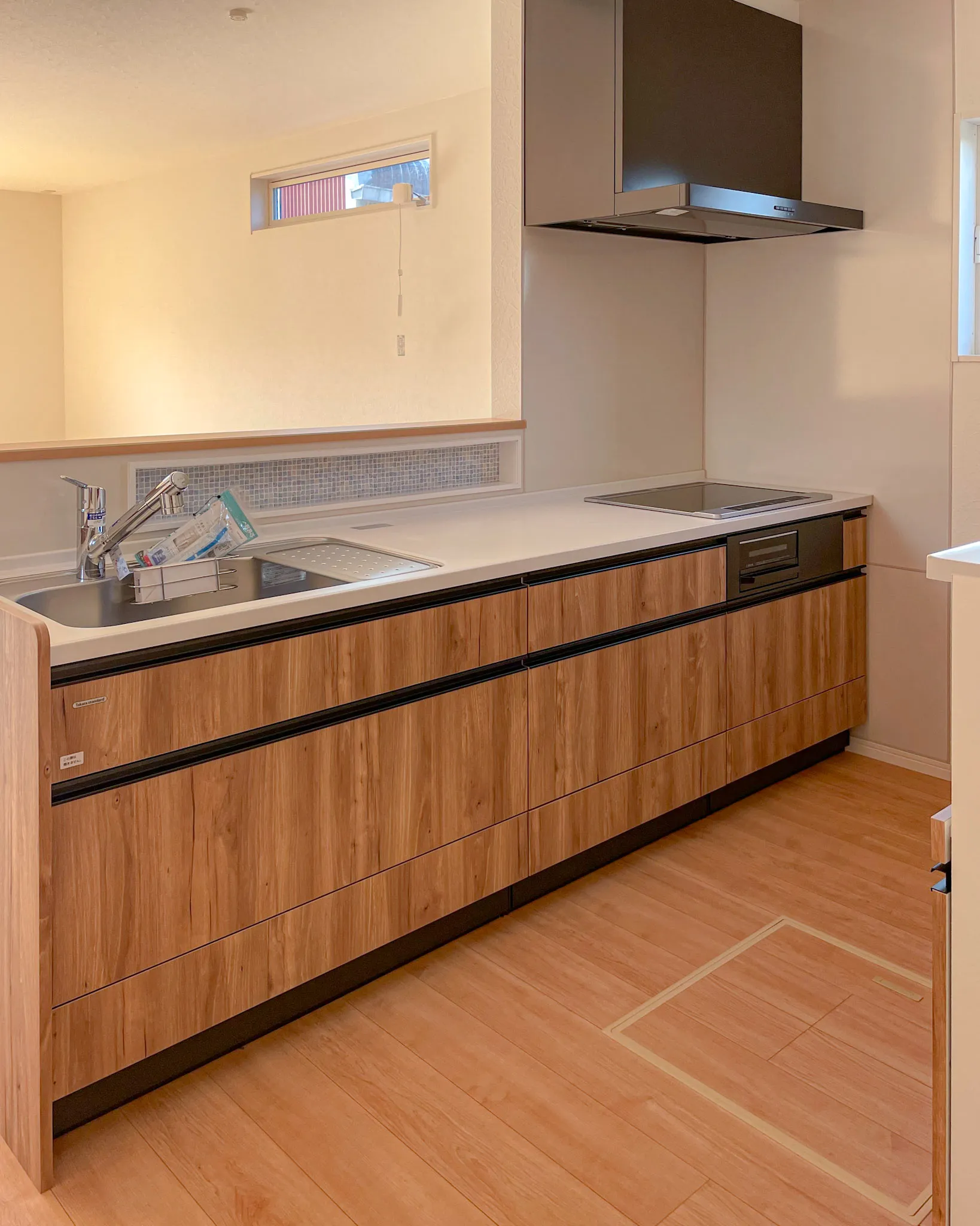 木の質感と柔らかなカラーが調和する、温かみのあるキッチン🍳✨