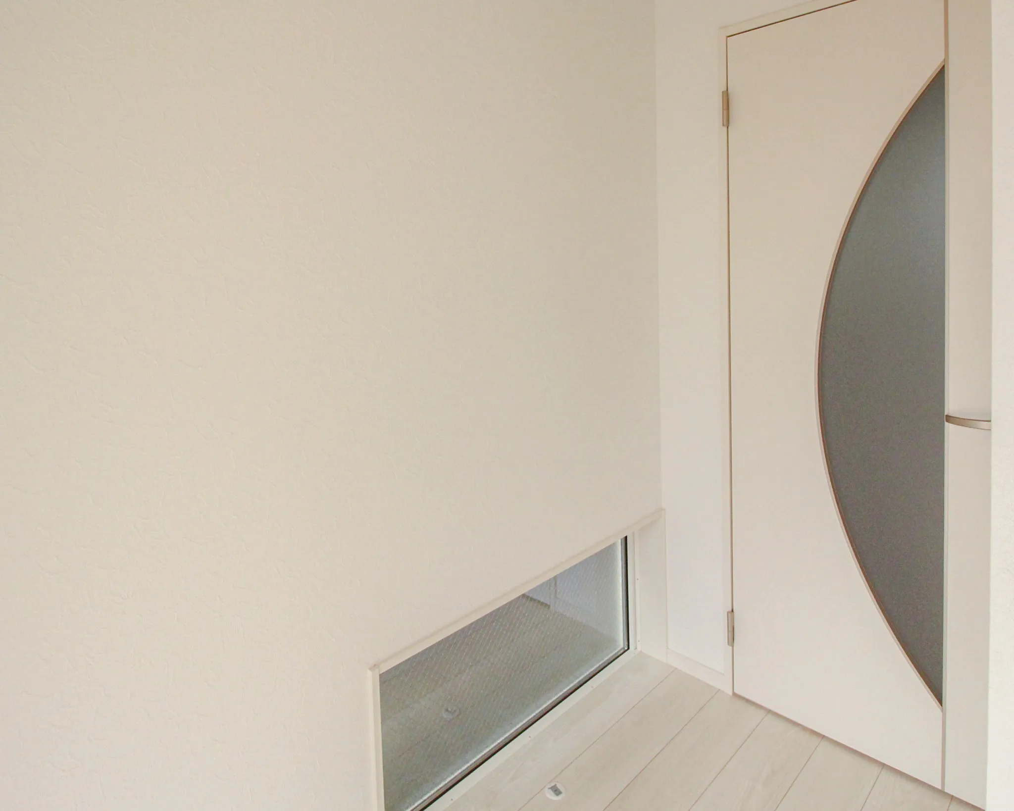 柔らかな自然光が落ち着いた空間を演出してくれる洋室🏠✨