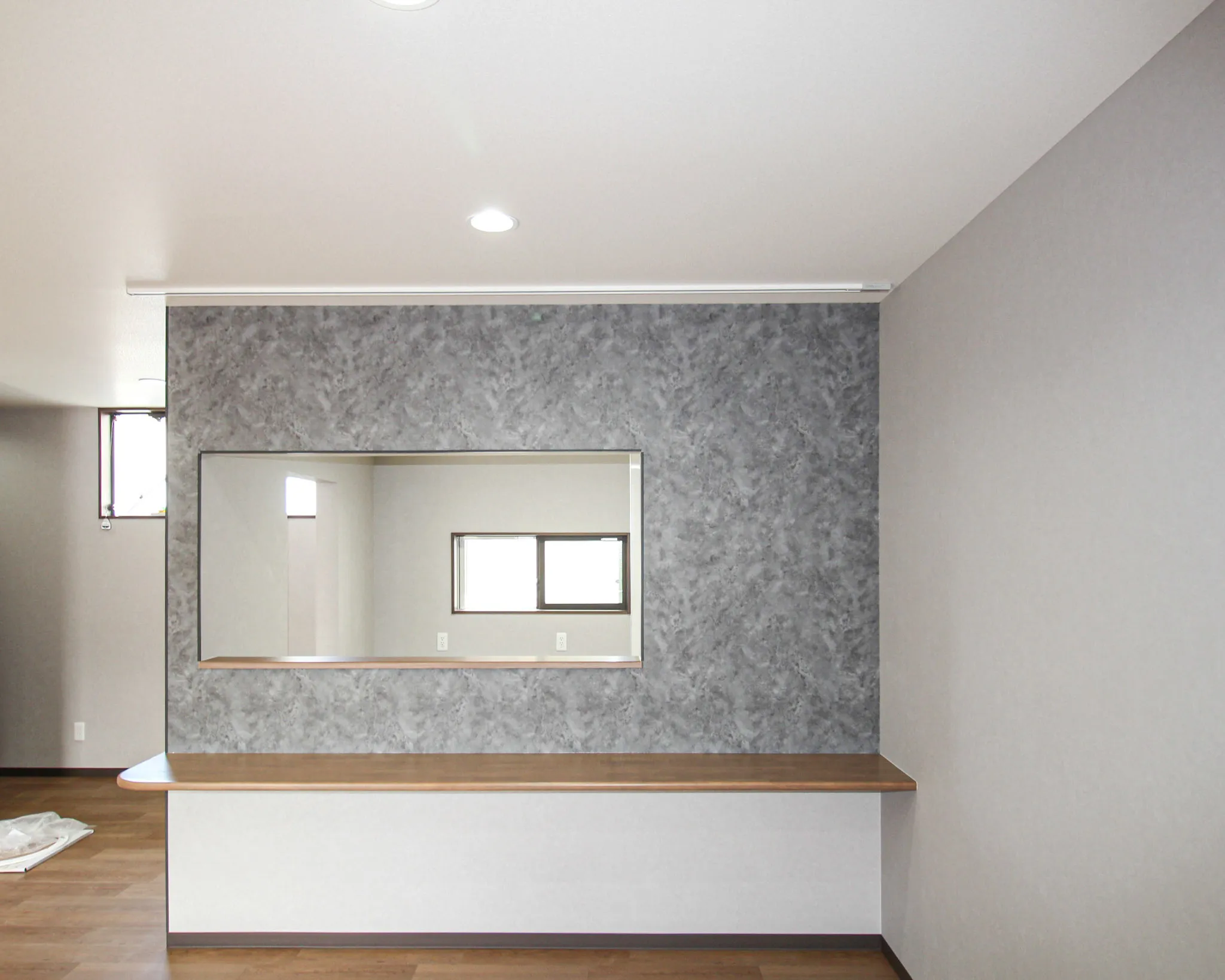 シンプルな空間に映えるアクセントクロス✨色や質感にこだわった...