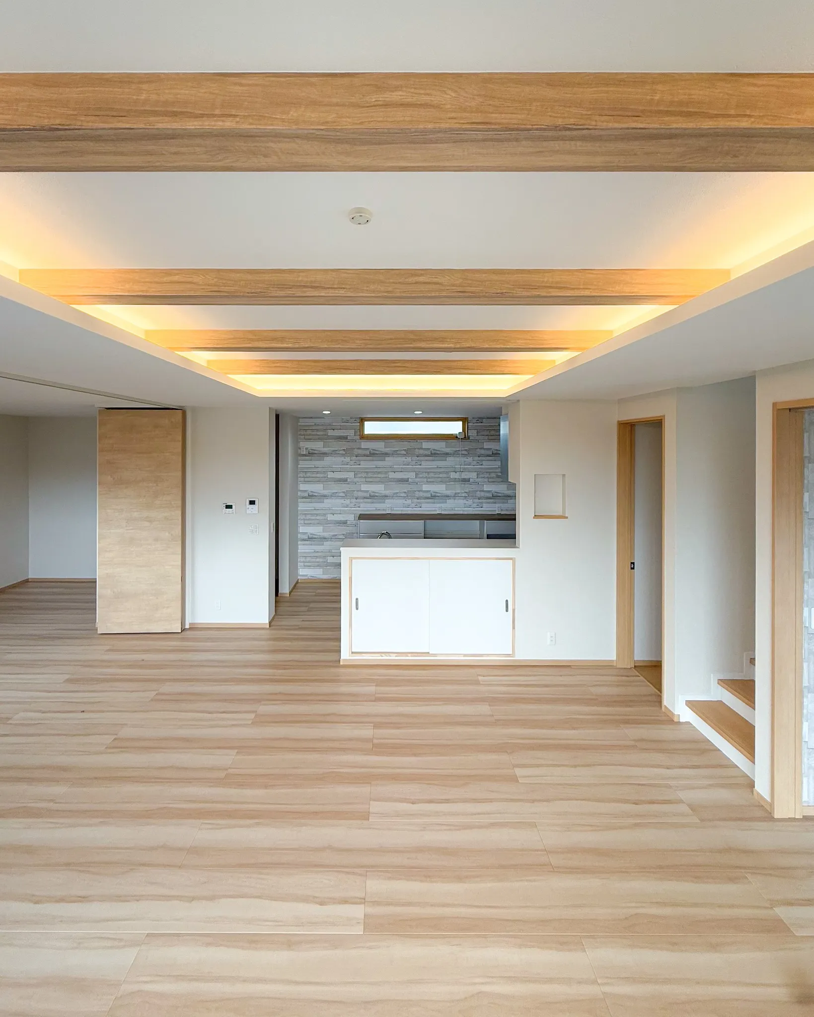 天井の高さと梁の存在感が魅力のLDK🏡