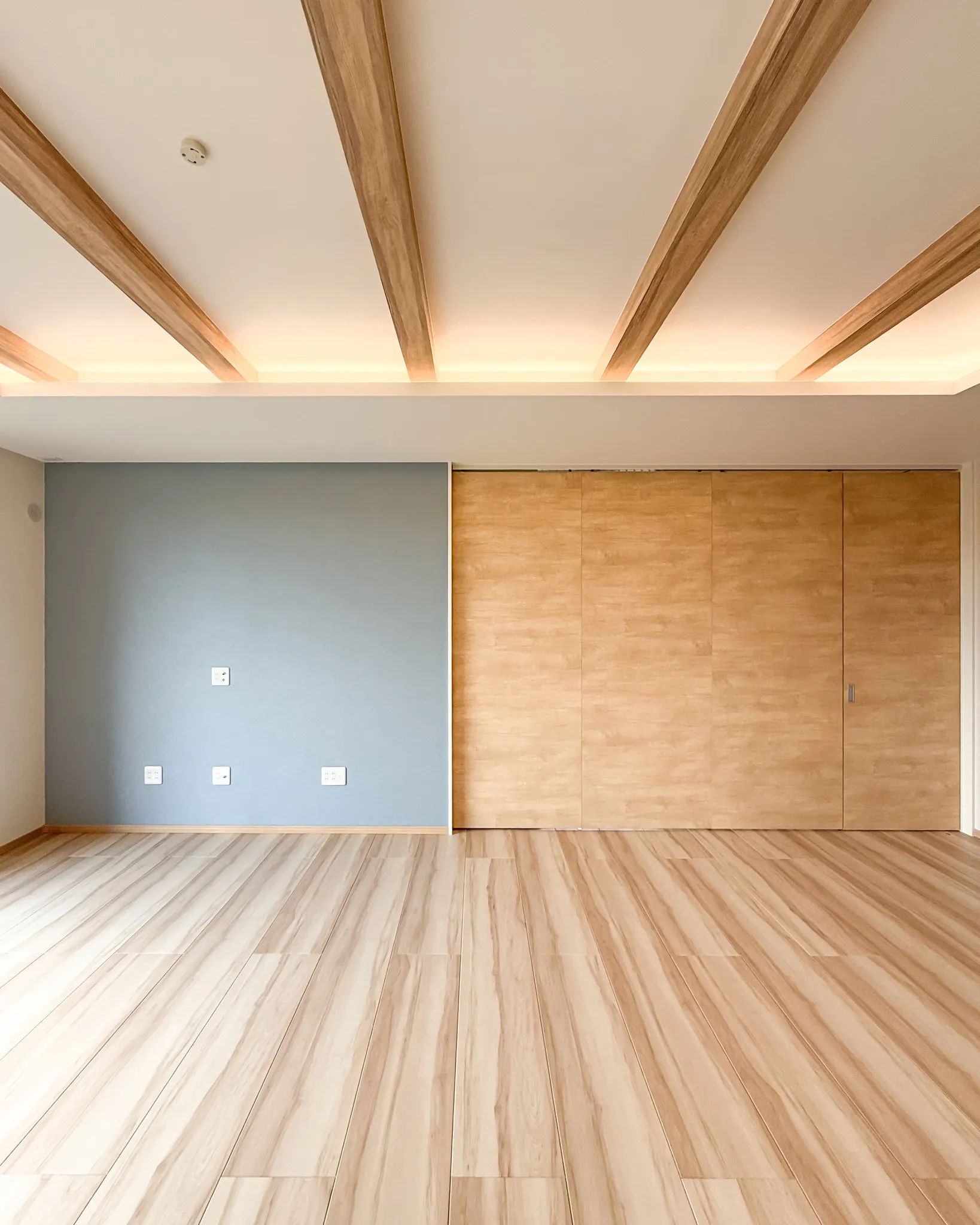 天井の高さと梁の存在感が魅力のLDK🏡