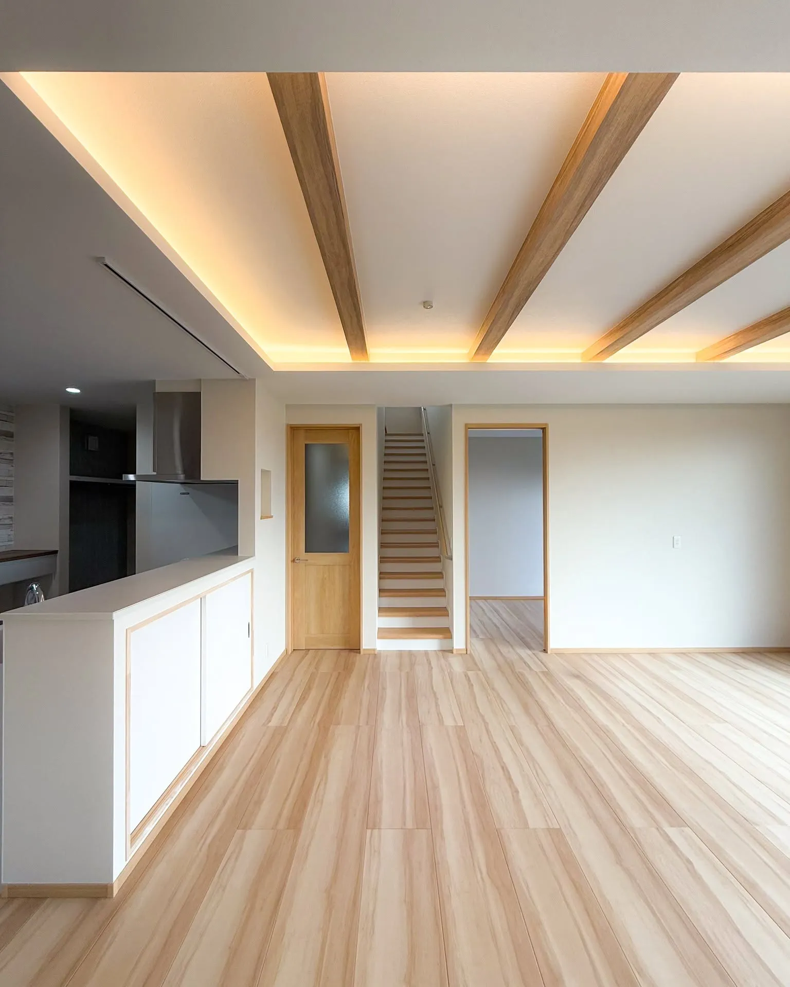 天井の高さと梁の存在感が魅力のLDK🏡