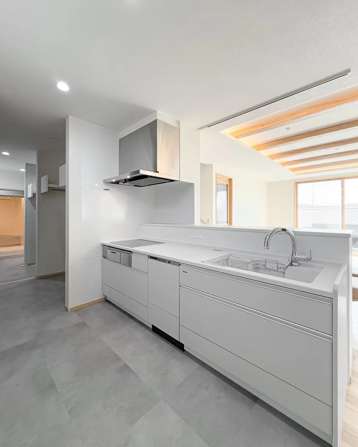 キッチンを中心に、ぐるっとつながる家事動線。