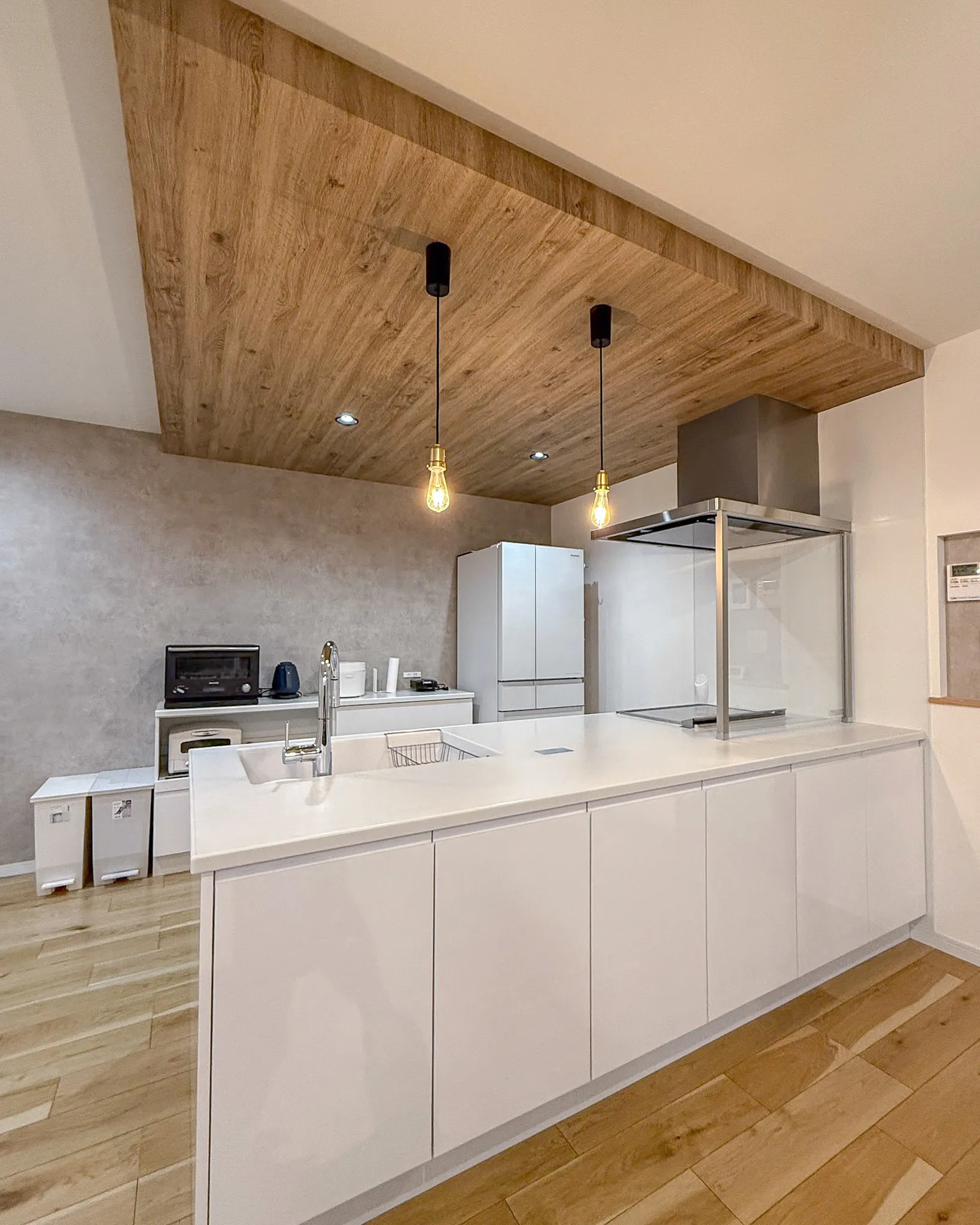 白の清潔感と木目の温もりが調和した心地よいお家🏡✨