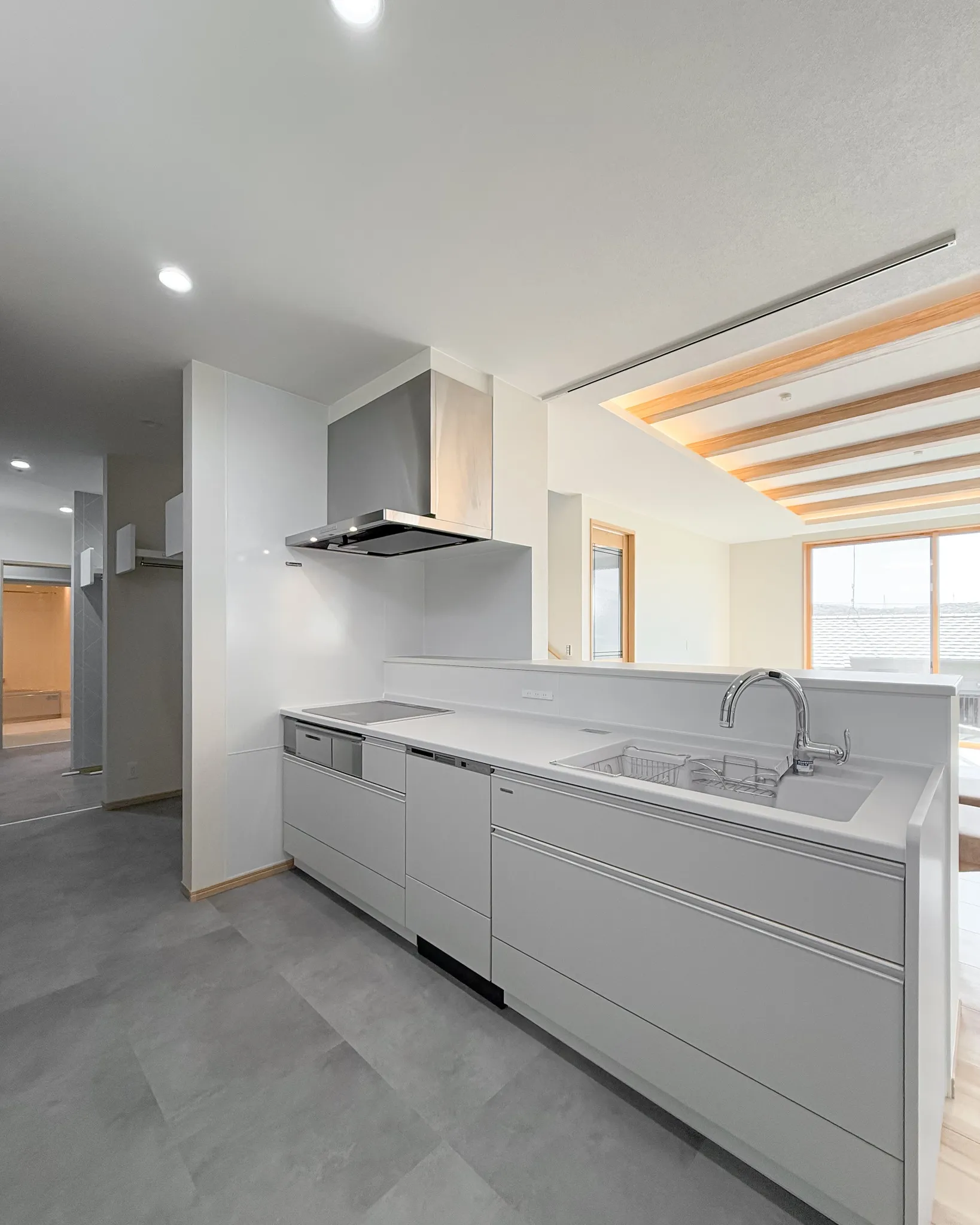 白を基調にした開放的なキッチン＆ダイニングをご紹介します🏠✨