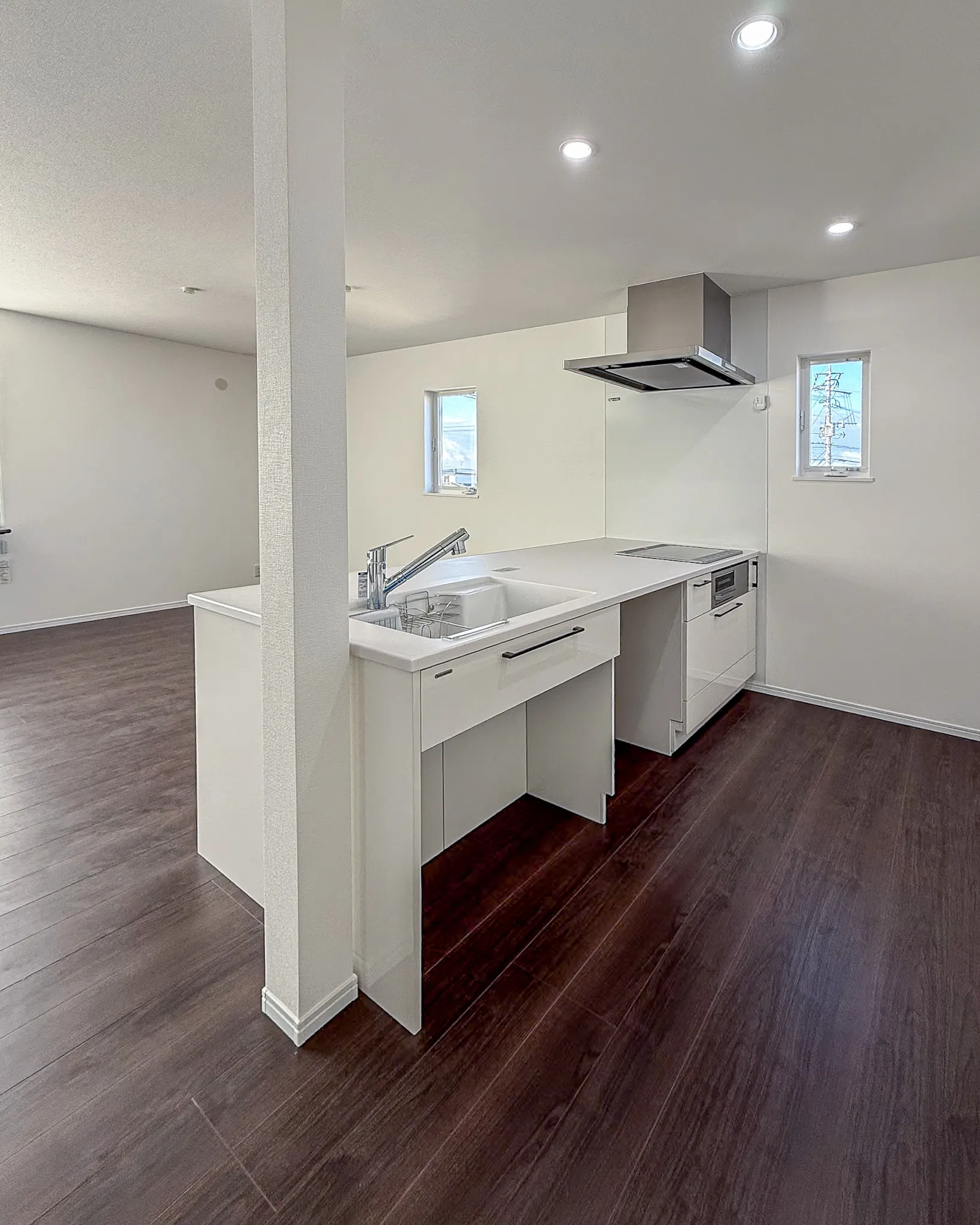 白を基調にしたLDKで、どこまでも開放的な住まい🏡✨