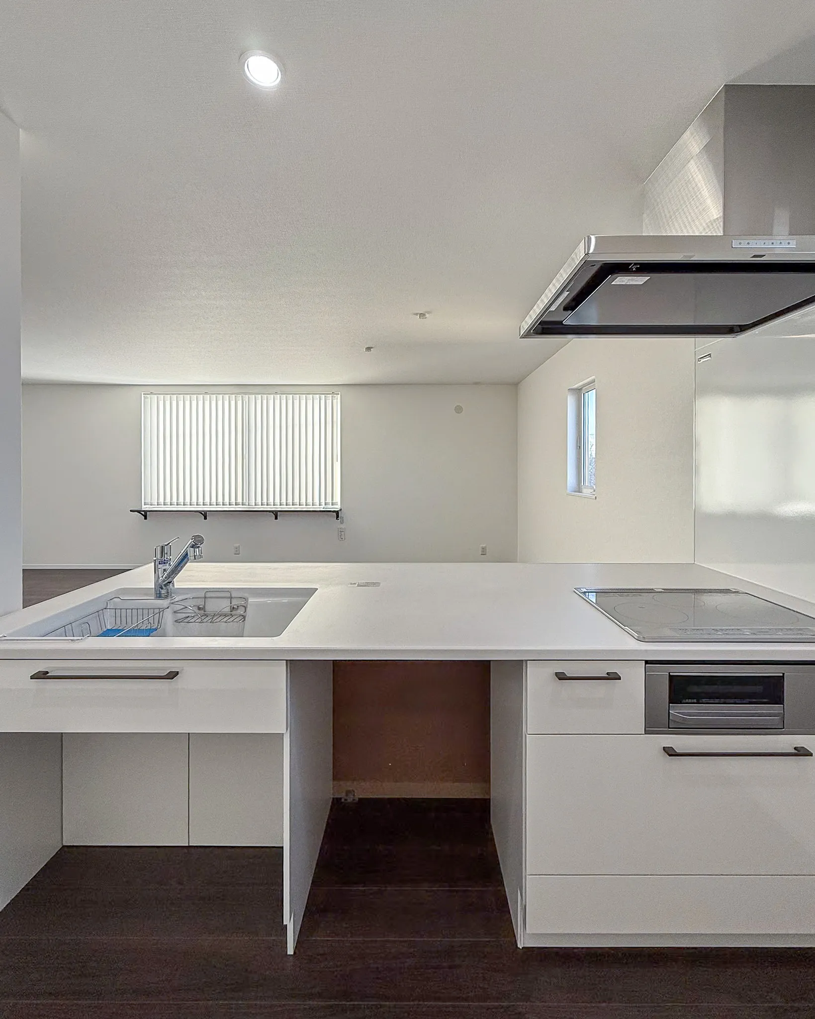 白を基調にしたLDKで、どこまでも開放的な住まい🏡✨