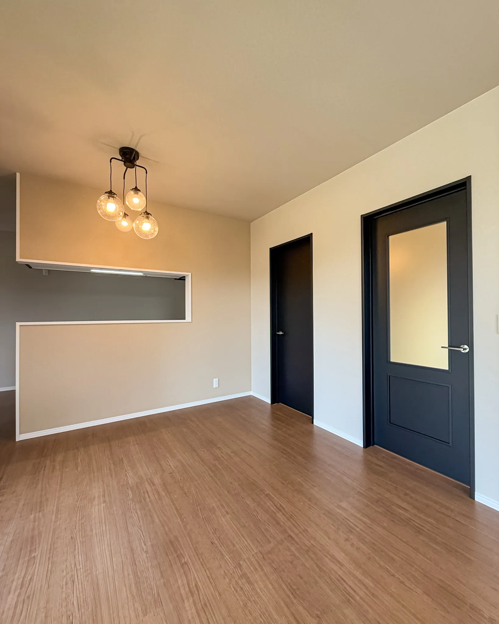 落ち着いたトーンのキッチン&ダイニングで、大人の上質な暮らし...